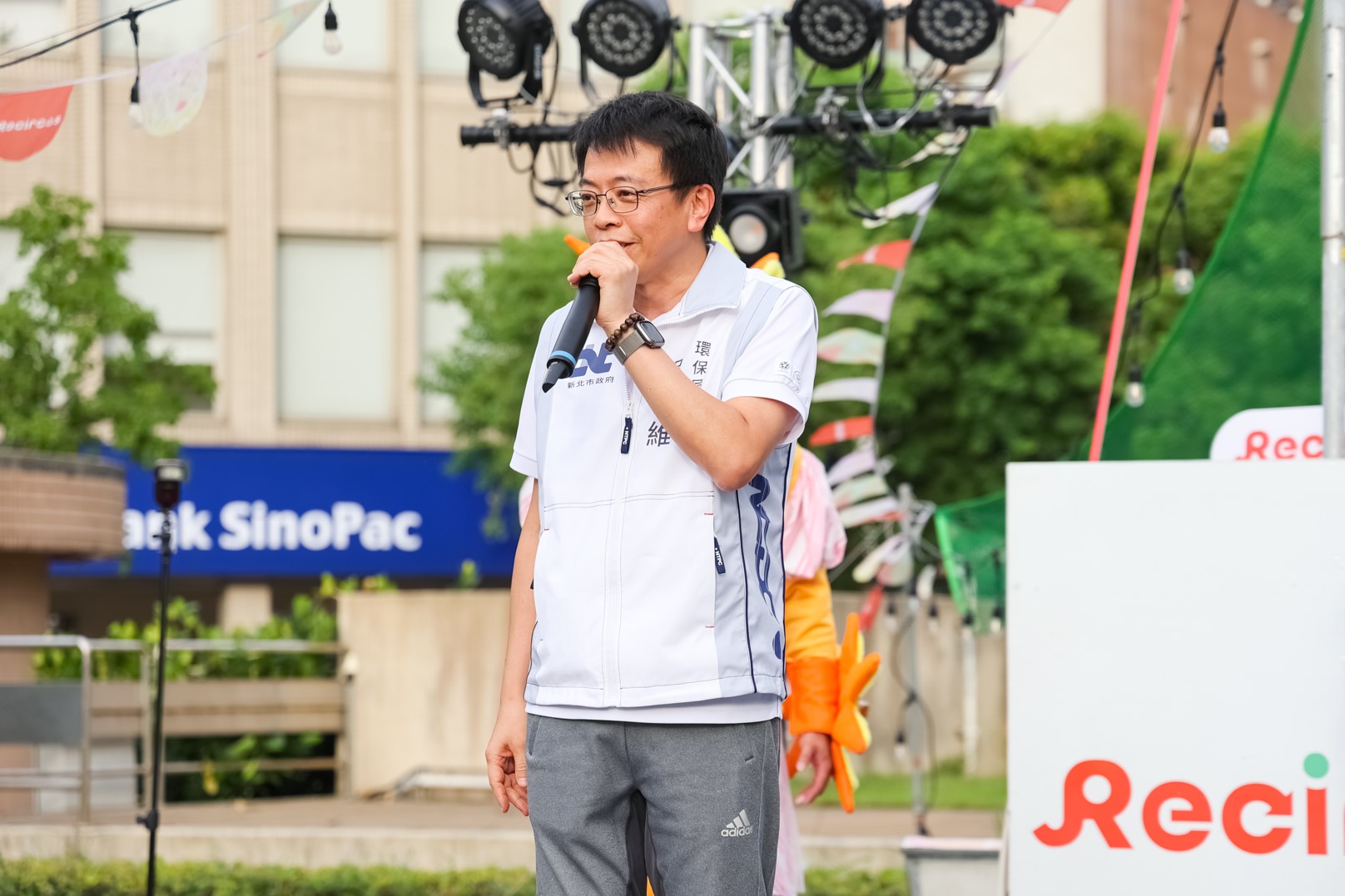 程大維局長表示，此次巡迴舞台劇是環保局全新的嘗試，特別考量小朋友的專注時間，在短短30分鐘內精煉呈現豐富的海洋保護觀念，希望讓孩子們在輕鬆觀劇的過程中，自然建立起環保意識