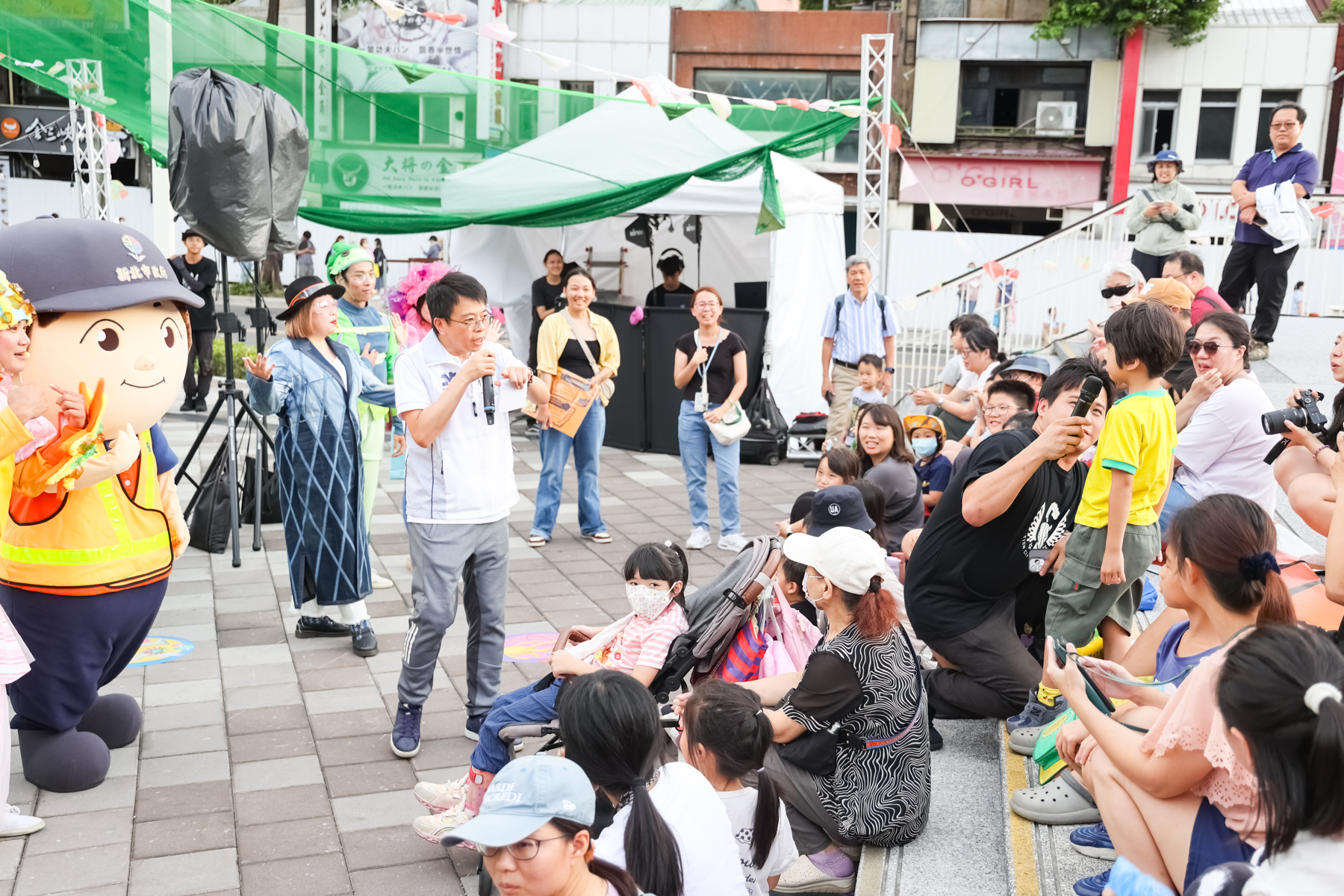 程大維局長現場也與小朋友互動問答並合影留念，環保局宣傳大使「黃寶吉」則化身「守護海洋小幫手」，與觀眾一同揮手跳舞，還與孩童開心拍照、交換擊掌
