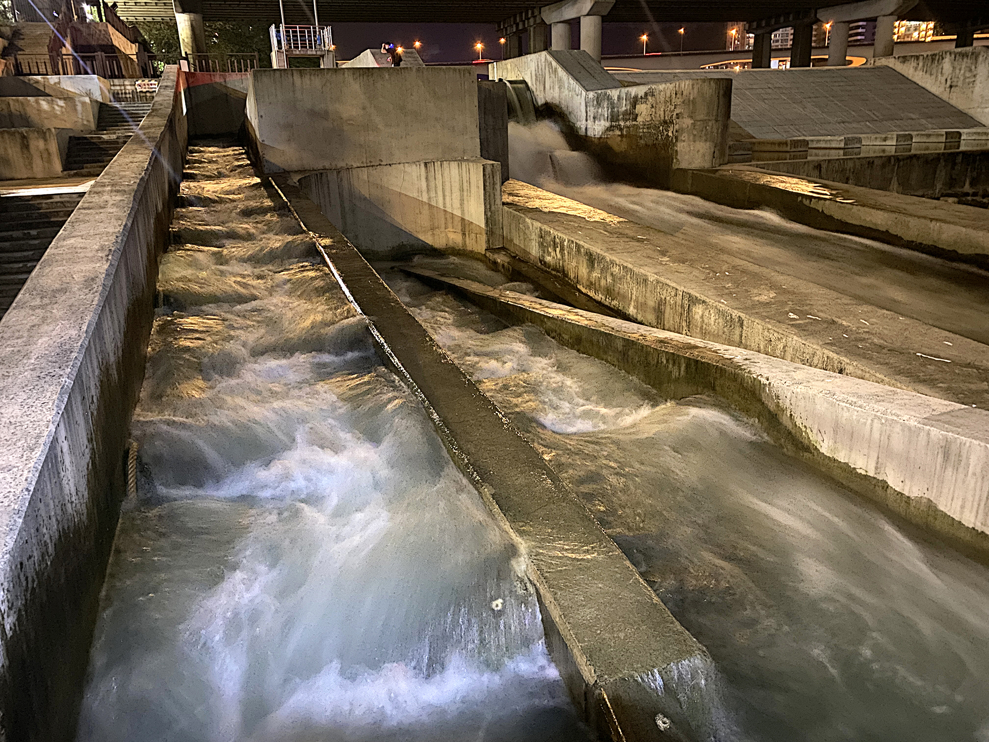 昨日爆發蟹潮推測是因薇帕颱風過境，恰巧讓新店溪在碧潭堰的流量達到高峰，才有昨日的盛況