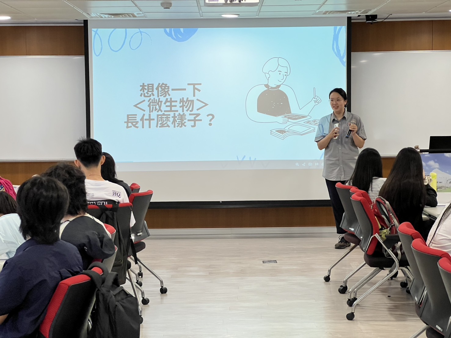 環教人員呂佳欣老師介紹水中的微生物