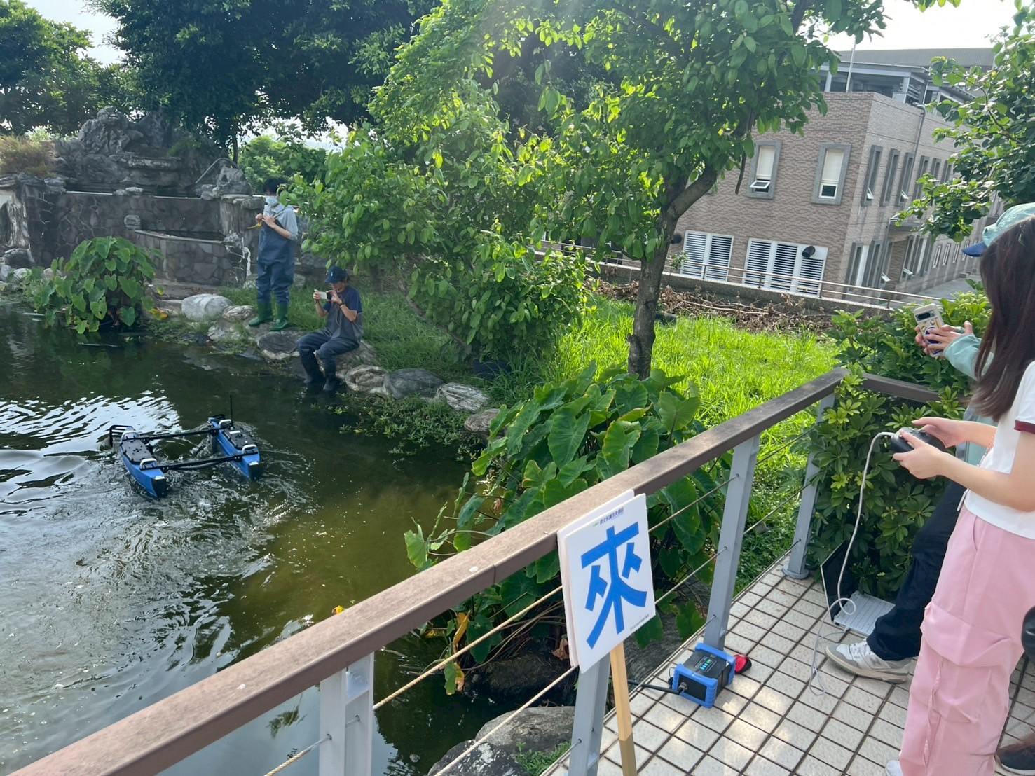 學員學習操作無人海洋垃圾收集船「湛鬥機」