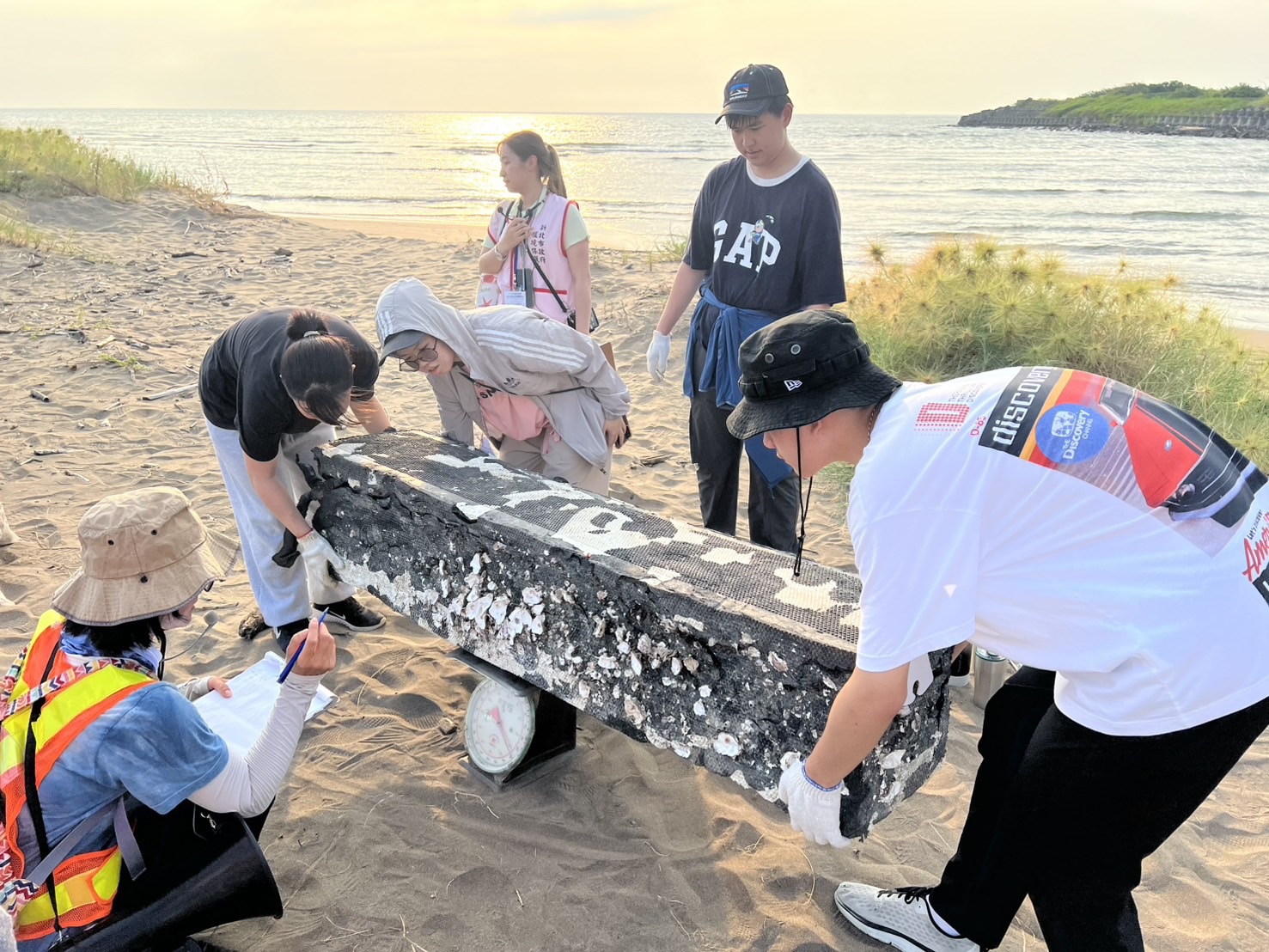 海湧工作室陳怡潔講師帶領學員至沙崙海水浴場淨灘