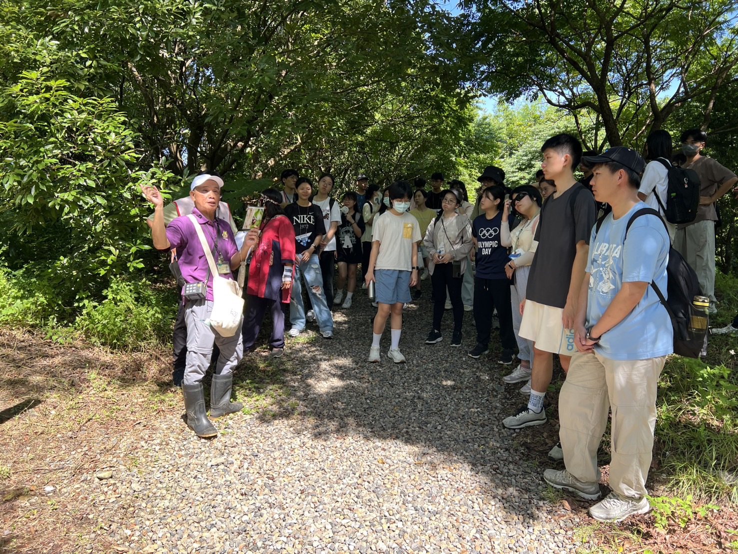 濕地志工林振興老師介紹濕地生態及功用