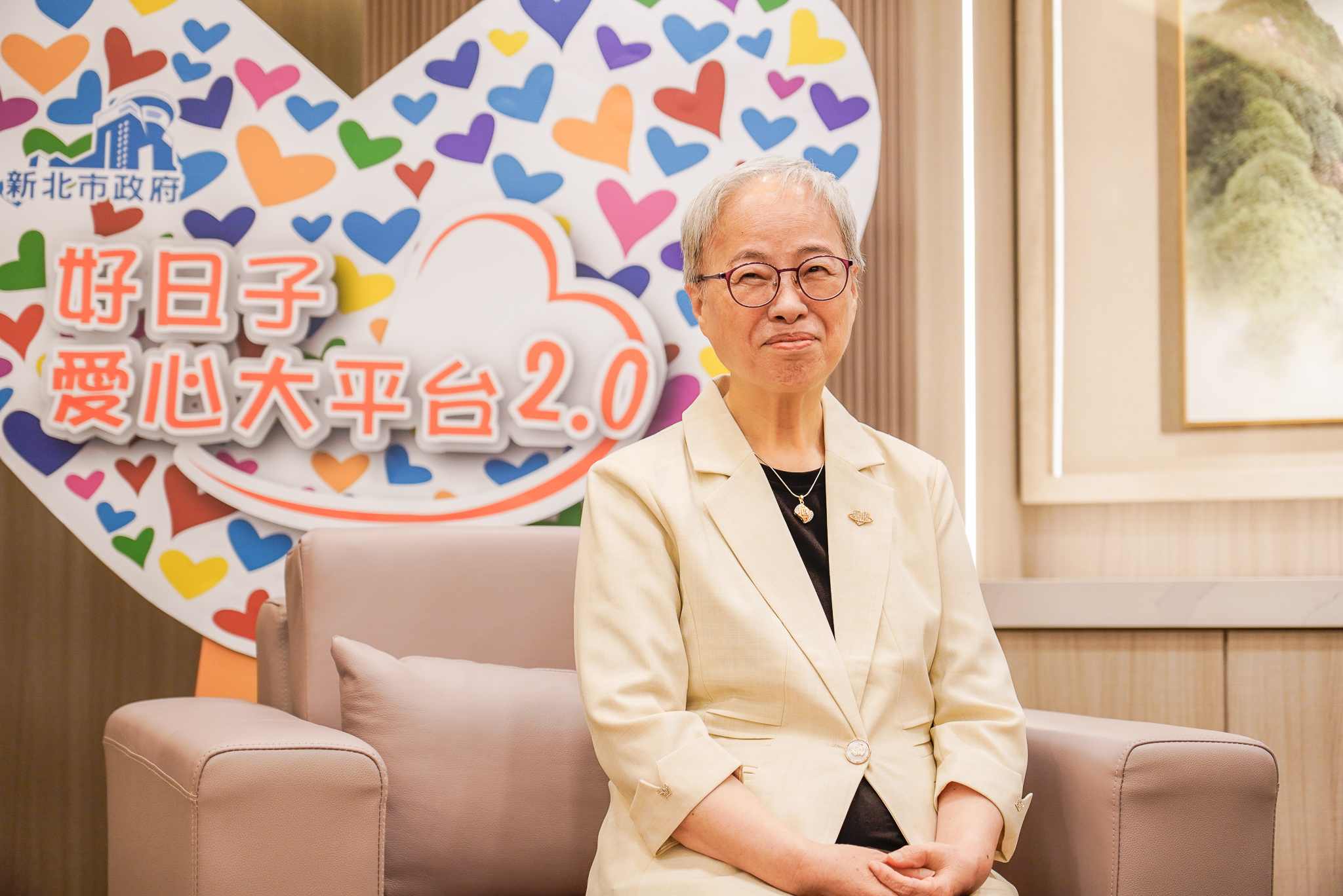 林曾翠霞醫師繼捐贈2輛新北復康巴士後，再捐贈社福專車支持社工，她笑笑地說道：「我希望像隻螢火蟲，雖然光微弱，卻能照亮需要的人」