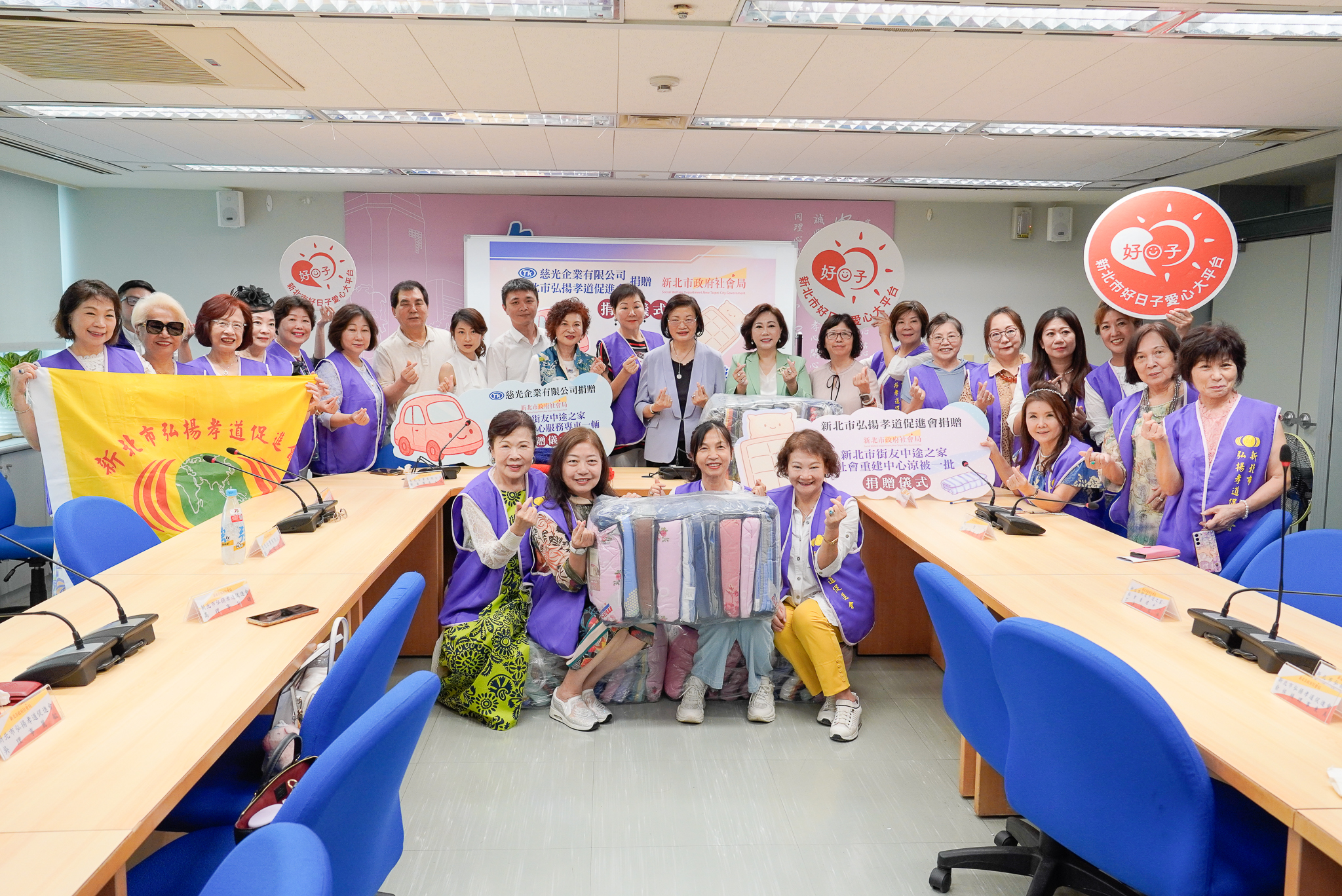 慈光企業公司董事長鄭玉廷攜手新北市弘揚孝道促進會21日捐贈1輛「社會重建中心服務專車」、60件涼被及多件圍巾，支持街友中途之家實務所需