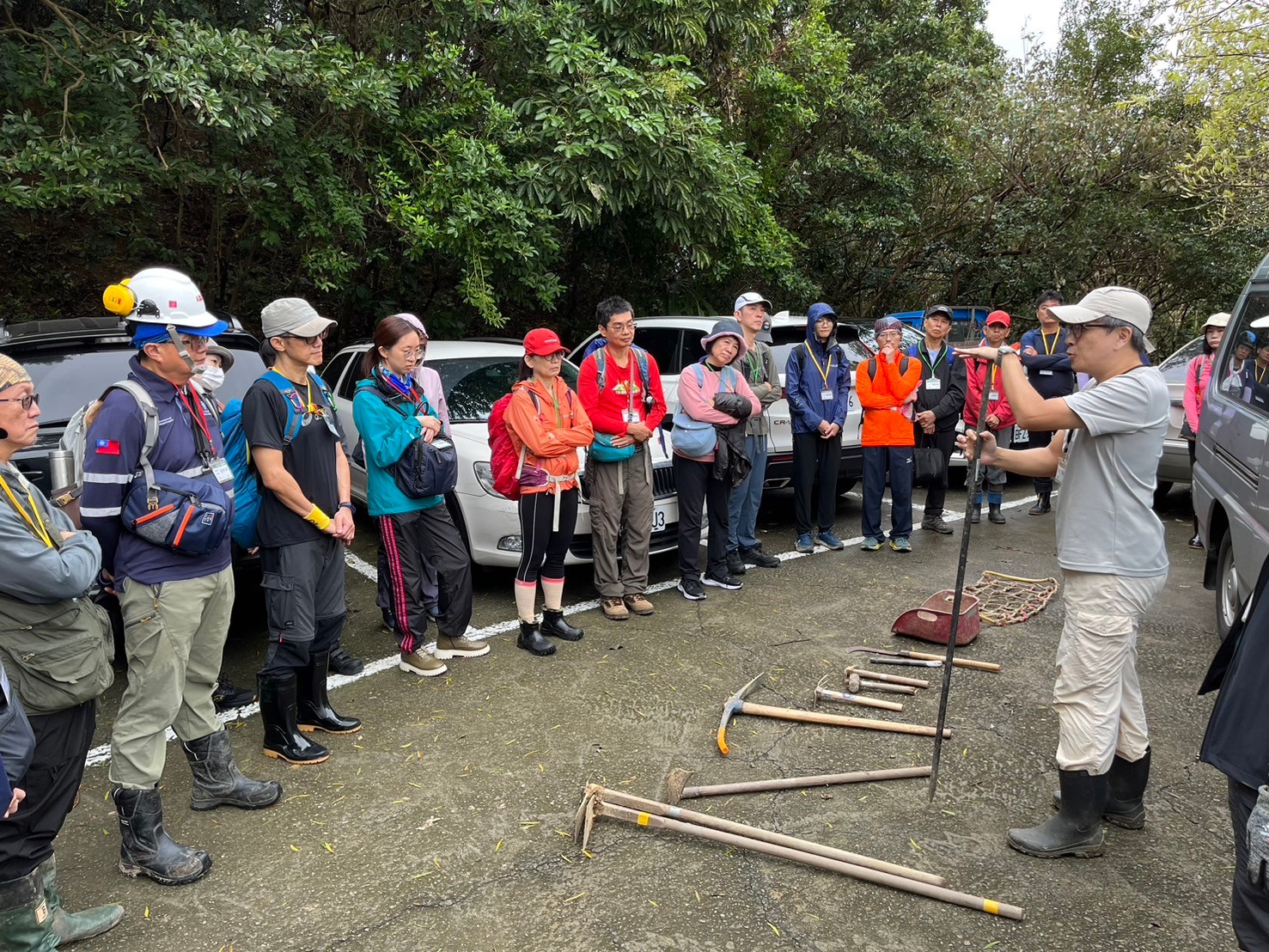 步道講師於活動開始前與學員們解說工具施作要領（113年活動資料照）