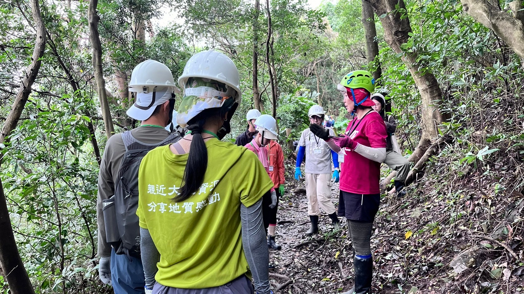 講師於現地現場解說施作，帶領志工實踐無痕山林理念（113年活動資料照）