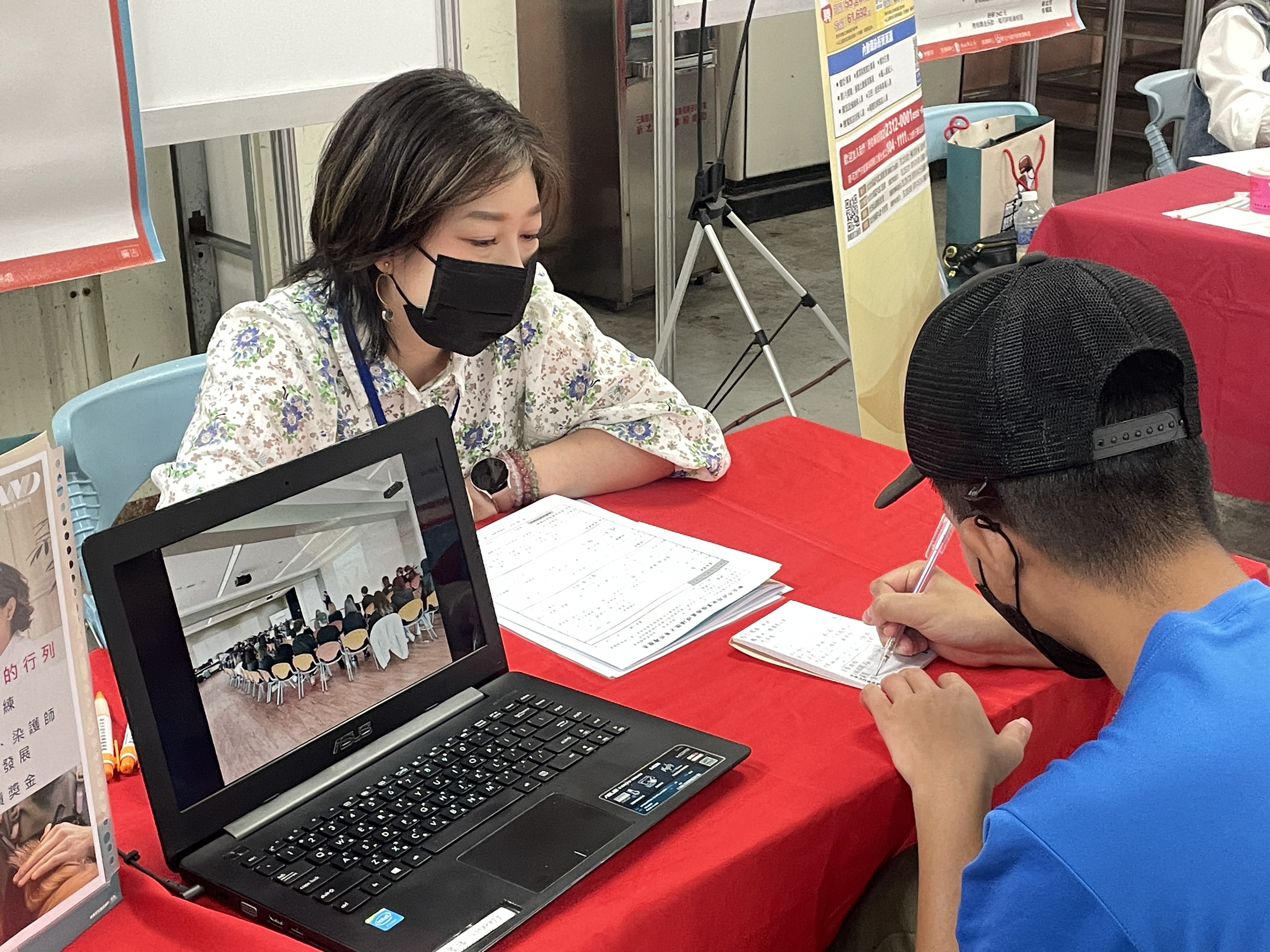 求職者與廠商面試