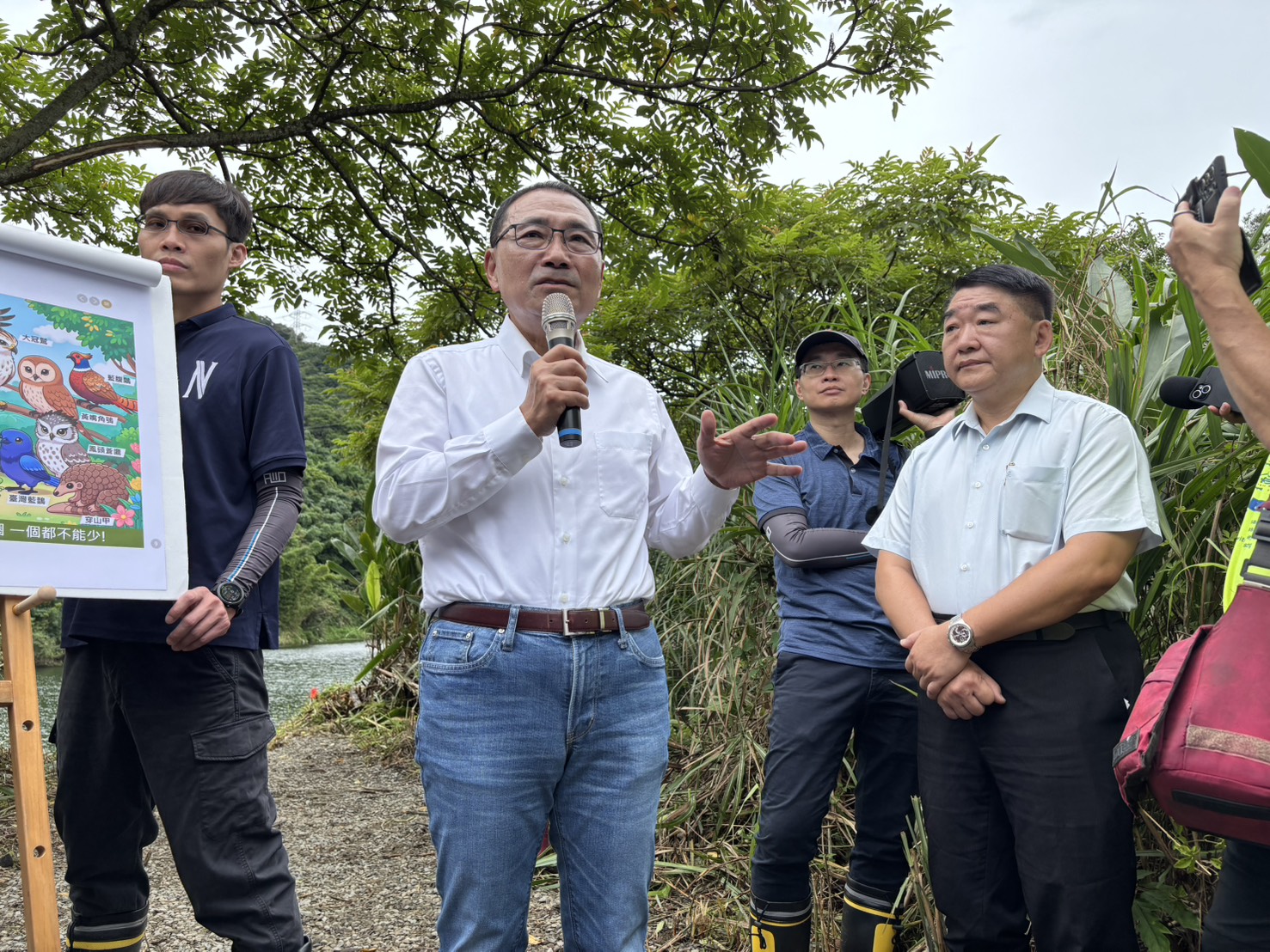 侯友宜市長（左二）對於工務局在繼三貂嶺生態隧道之後，再度以維護自然生態為原則閈發白匏湖，表示非常欣慰。