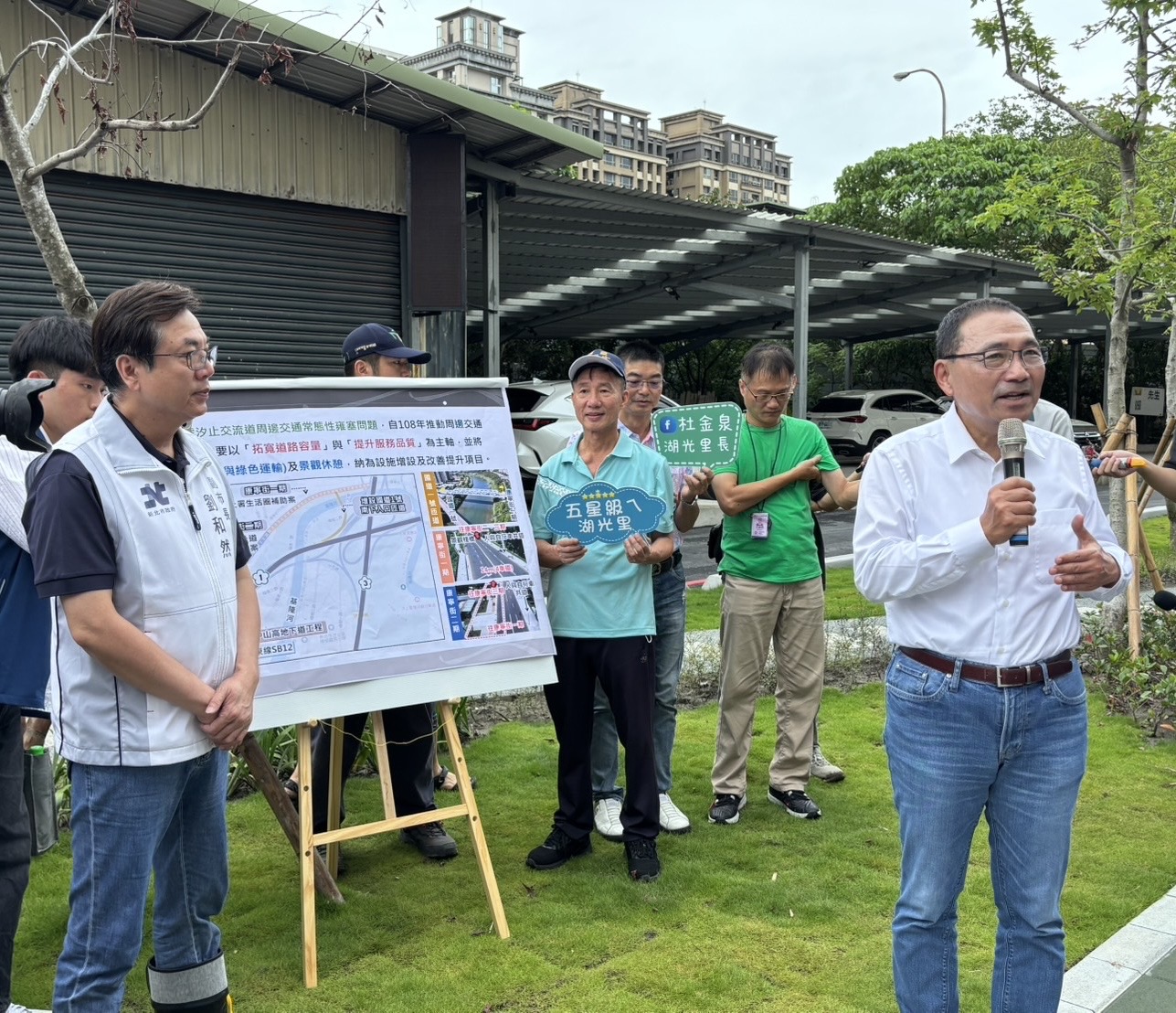 侯友宜市長（右ㄧ）、劉和然副市長（左ㄧ）視察汐止區康寧街第三期改善工程，肯定完工成果與工務局團隊的努力。