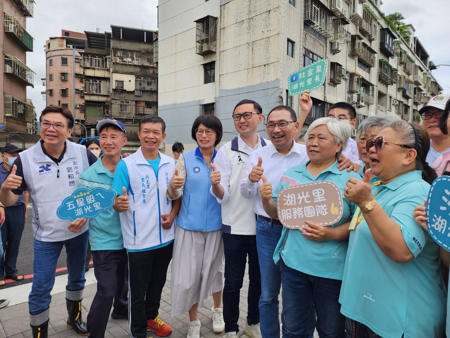 汐止康寧街三期改善工程打造舒適安全的通行環境，侯友宜市長（右三）開心在地里民合照。