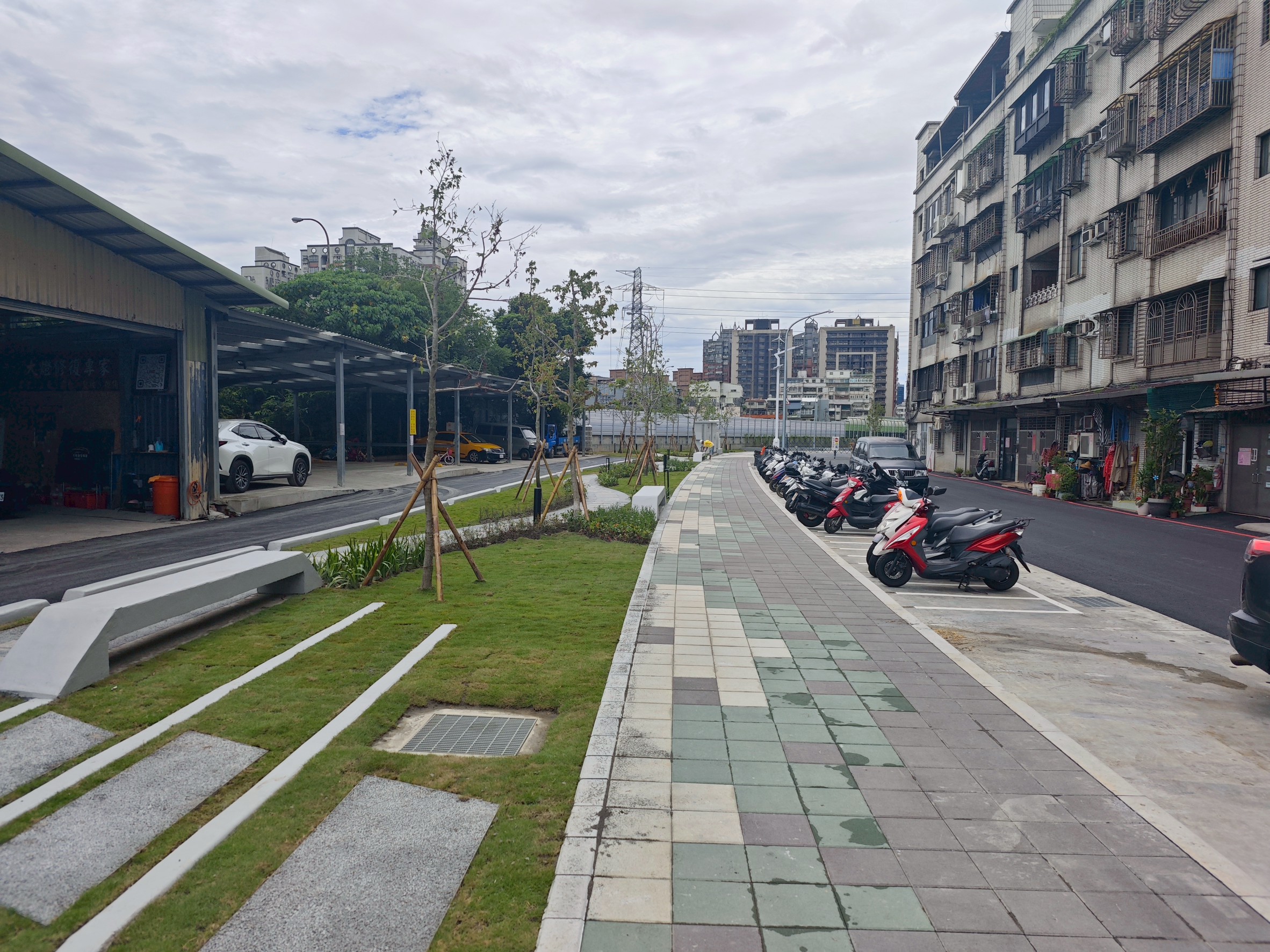 汐止康寧街第三期工程整頓荒廢的綠地，並打通瓶頸道路，重新打造為景觀步道、人行道及機車停車格位。圖為改善後照片。