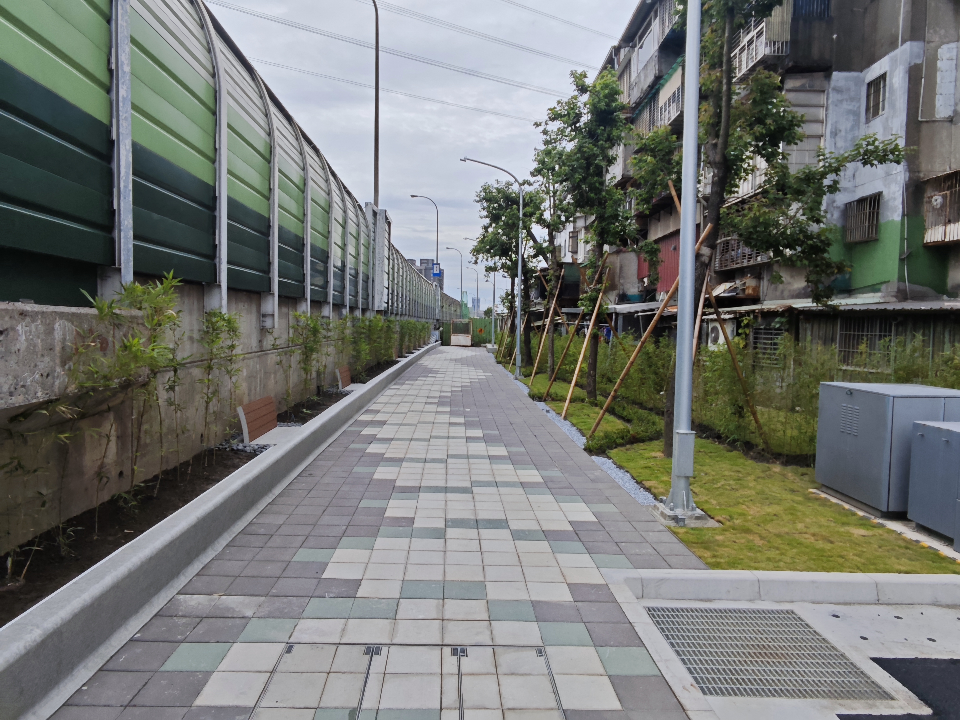 汐止康寧街第三期工程增設人行步道，利用黑白色3色環保再生磚排列「騰雲飛龍」造型，行走時感到龍紋流動的視覺效果。