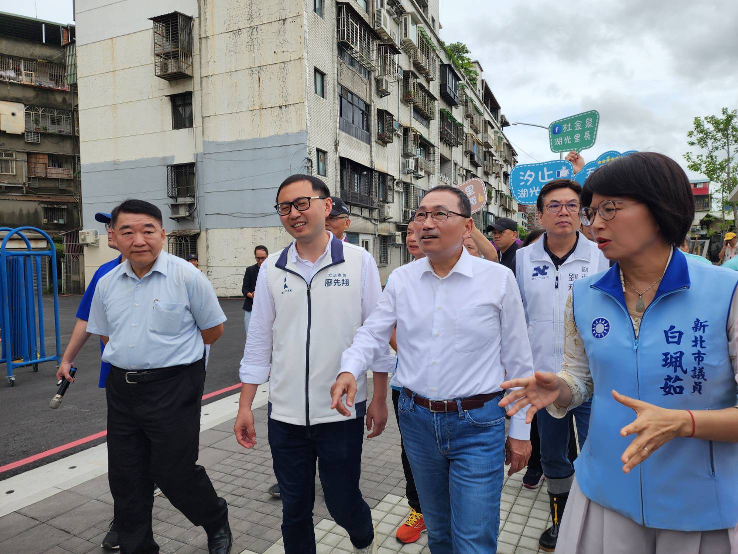 侯友宜市長（左三）在工務局長馮兆麟（左ㄧ）等人陪同下，視察汐止康寧街第三期改善工程的成果。