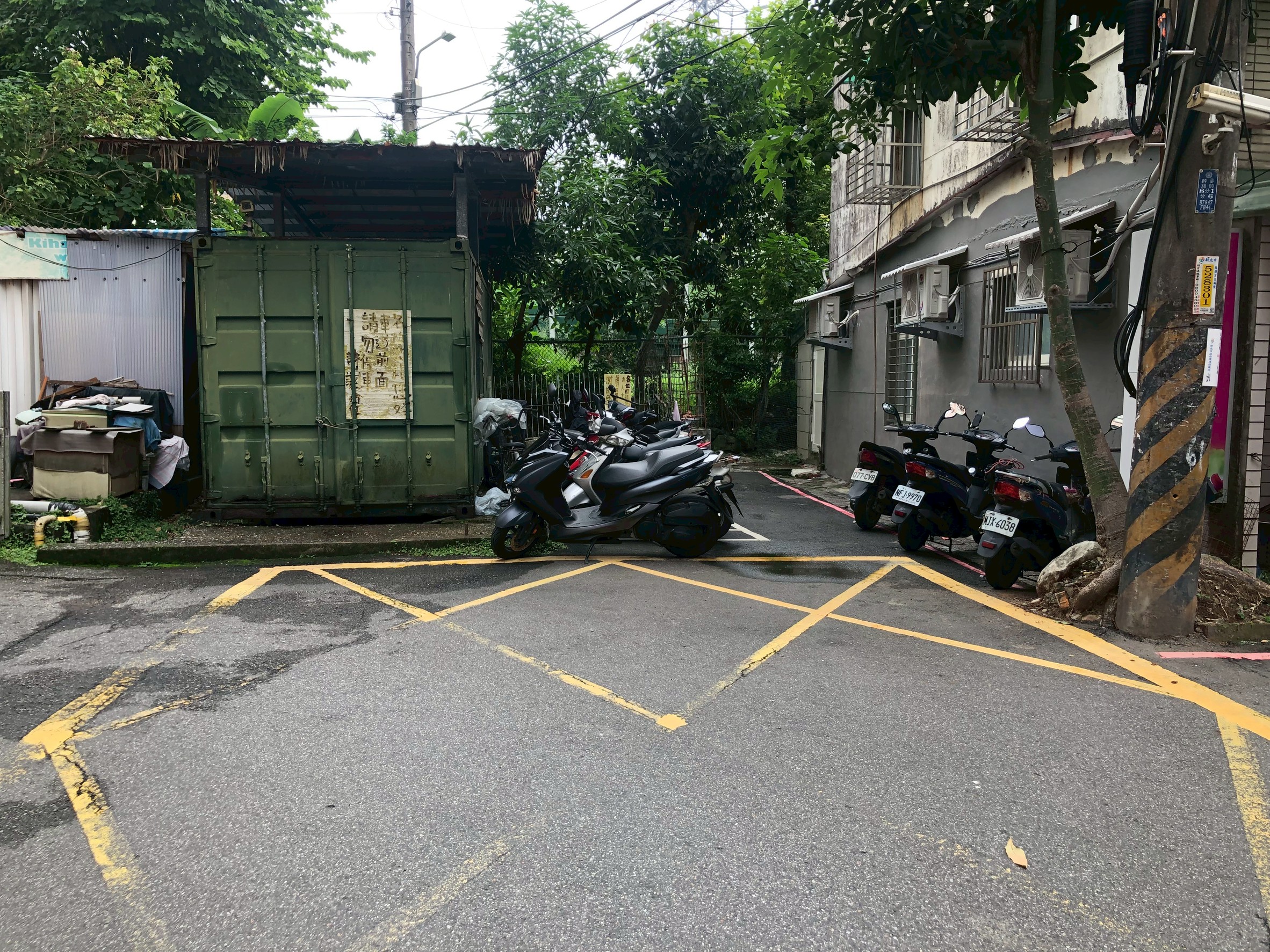 養工處完成汐止康寧街第三期改善的工程，拆除違建並排除占用土地，設置標線型人行道並拓寬車道。圖為改善前照片。