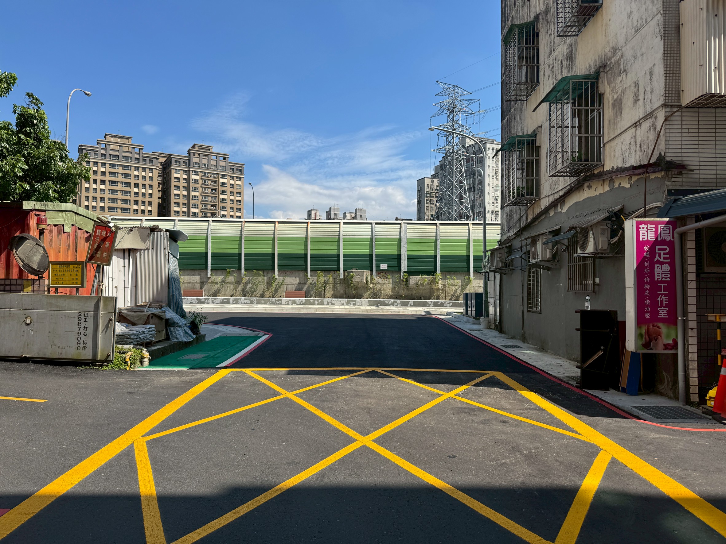 養工處完成汐止康寧街第三期改善的工程，拆除違建並排除占用土地，設置標線型人行道並拓寬車道。圖為改善後照片。