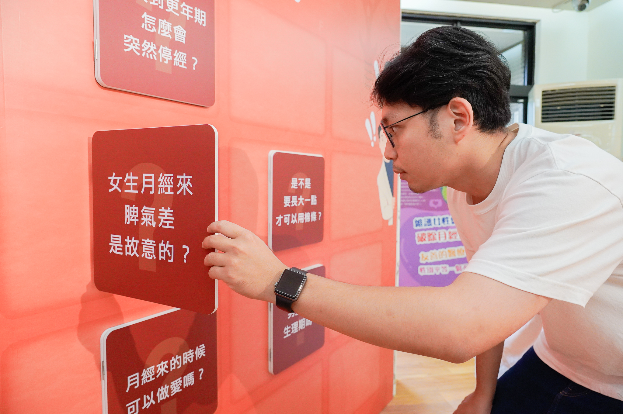 Q&A互動翻板有月經小常識或大眾常見迷思解答，不論性別都能深入了解，建立正確觀念