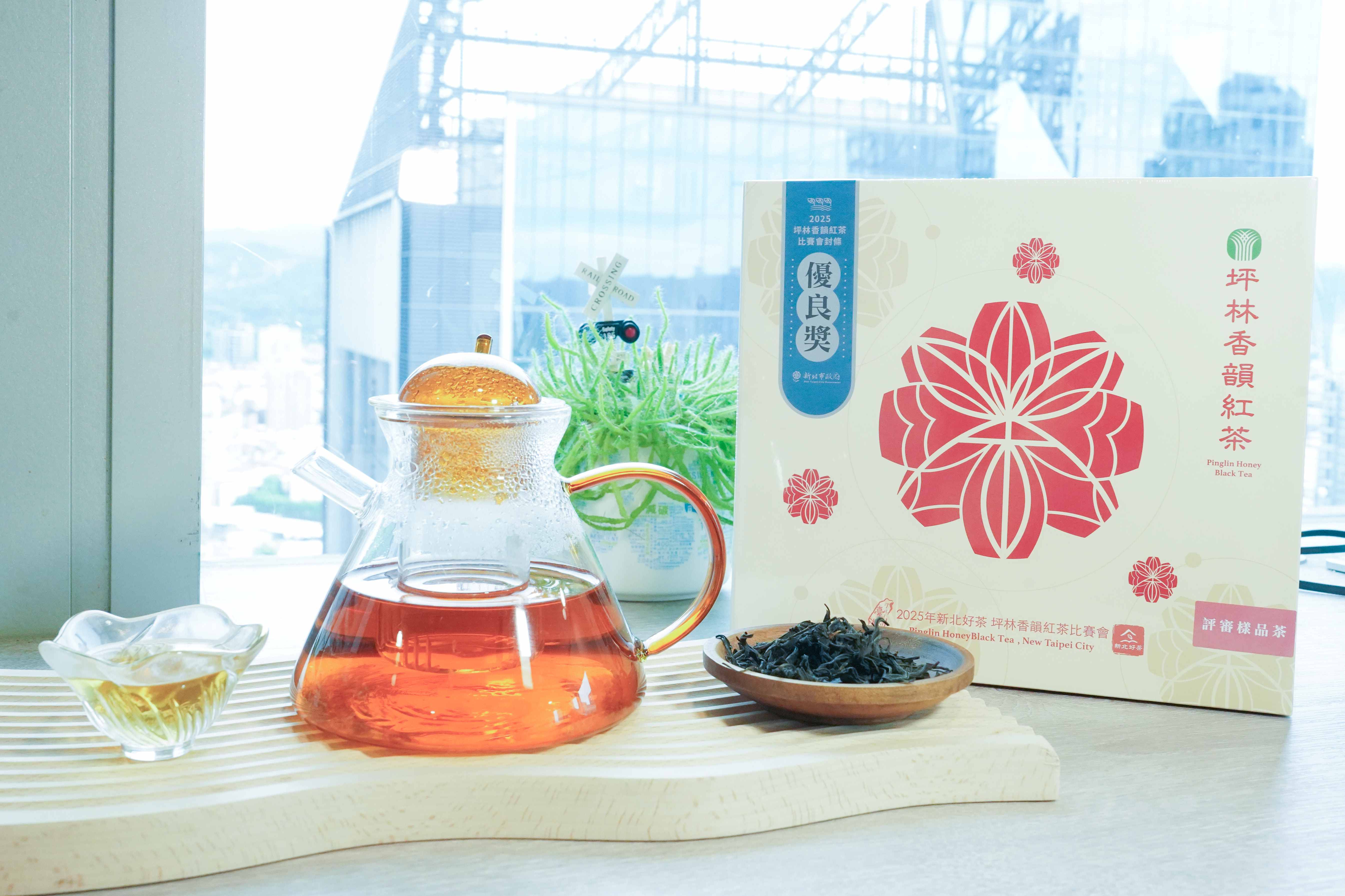  新興特色茶品「坪林香韻紅茶」透過包種茶的萎凋攪拌技術及紅茶充分揉捻與發酵的程序