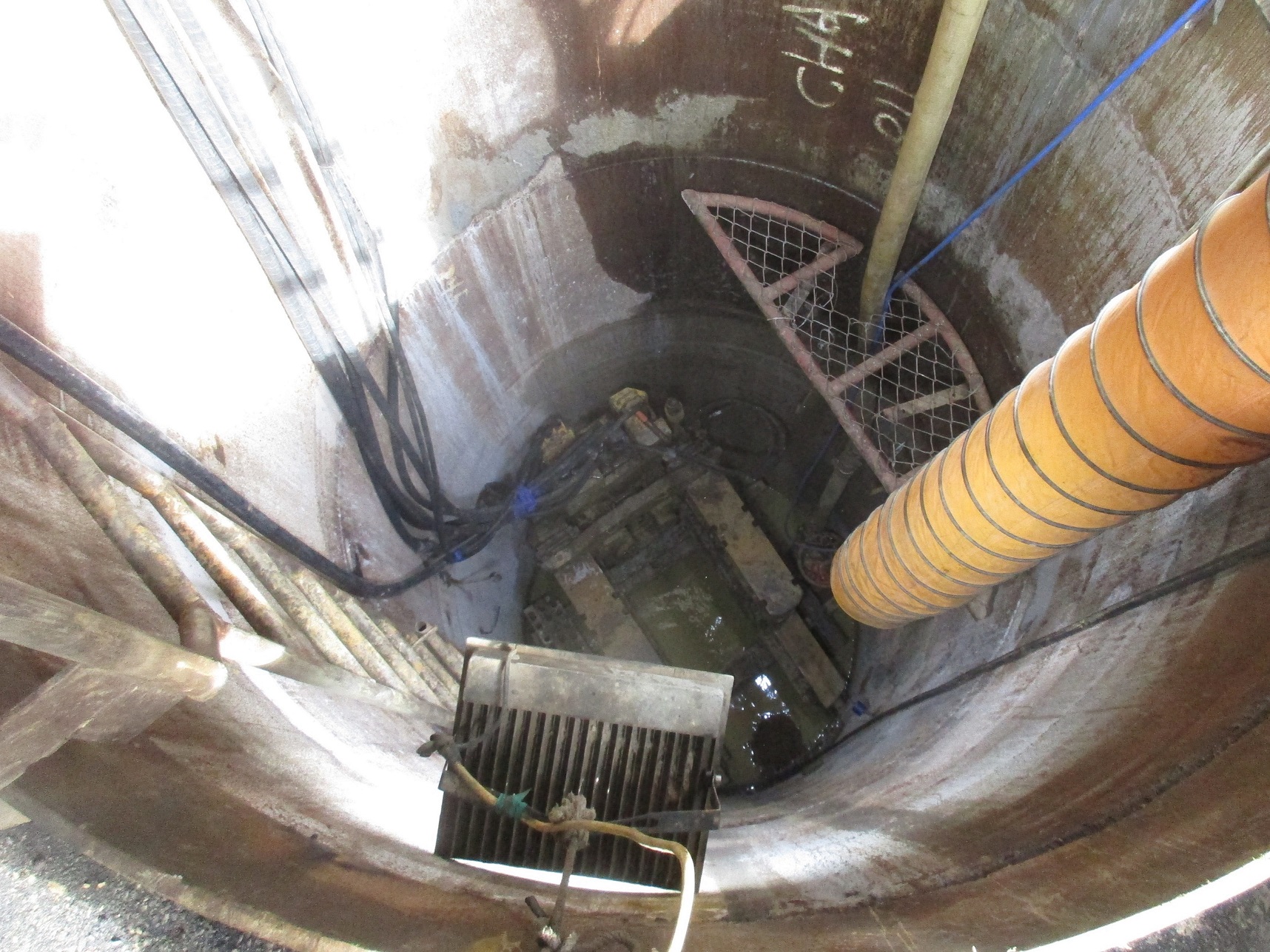 淡水紅樹林路污水下水道分支管佈設，工作井內部執行推進工程