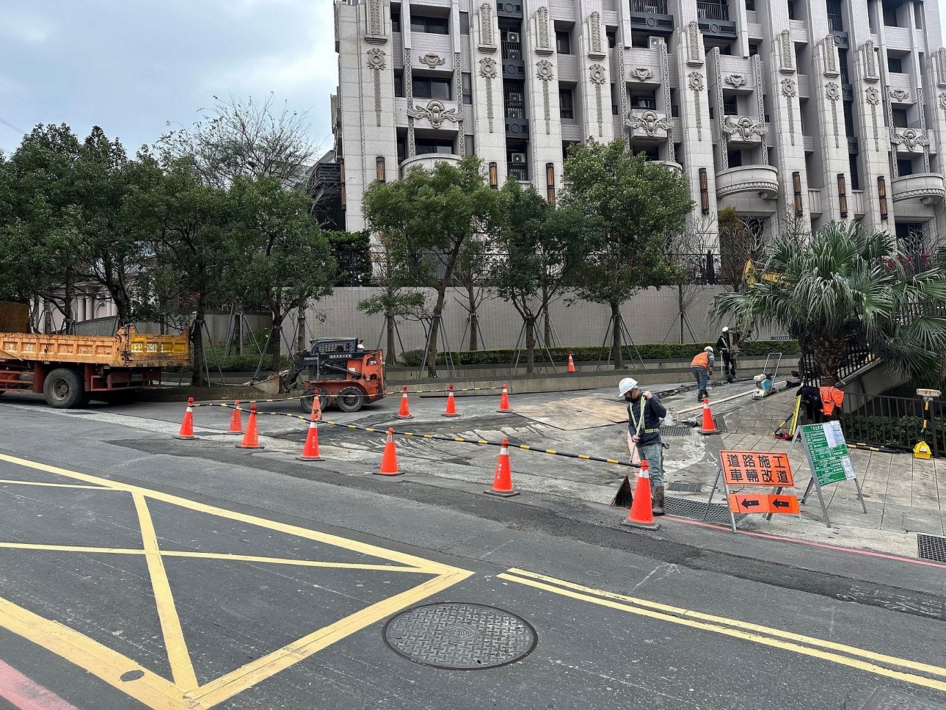 施工團隊執行道路明挖工程，協助豐悅城社區進行污水接管