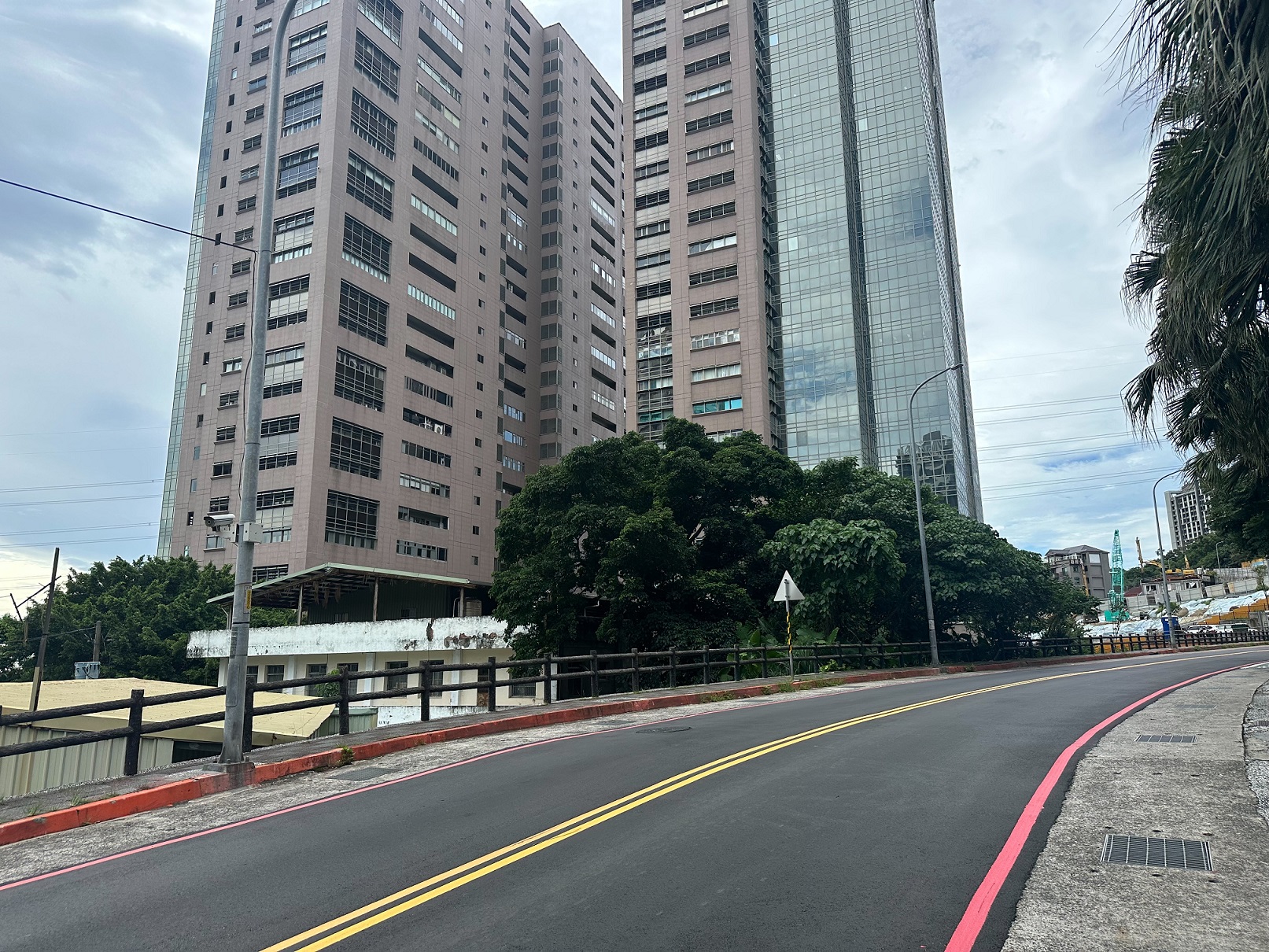 紅樹林路推進工程施作完成後，道路恢復平整