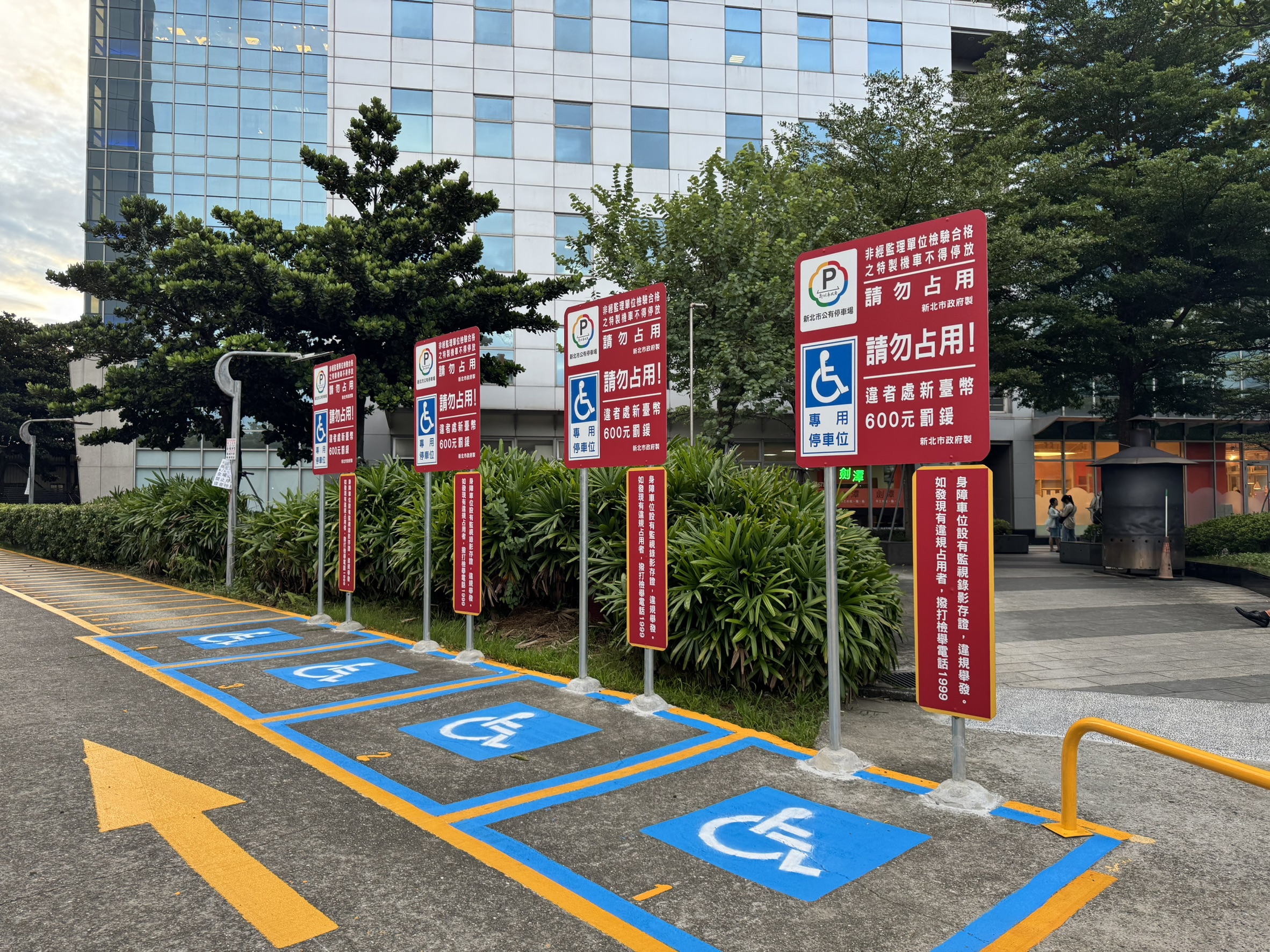 中和板南路機車停車場內照片1