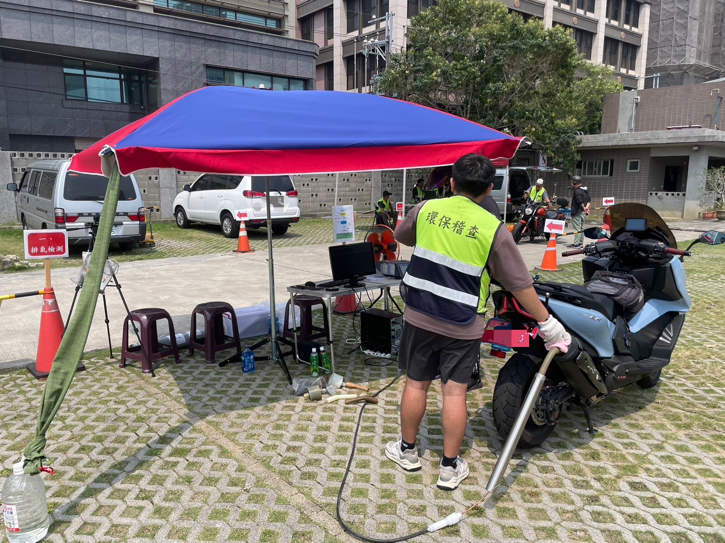 車輛排氣檢驗情形