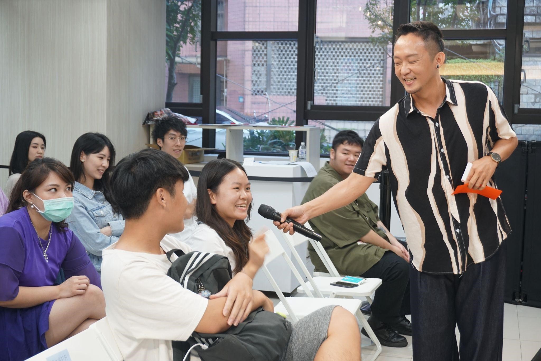 You Stage 歌唱比賽活動中，主持人與觀眾熱情參與猜歌活動，氣氛熱鬧（圖為資料畫面）。