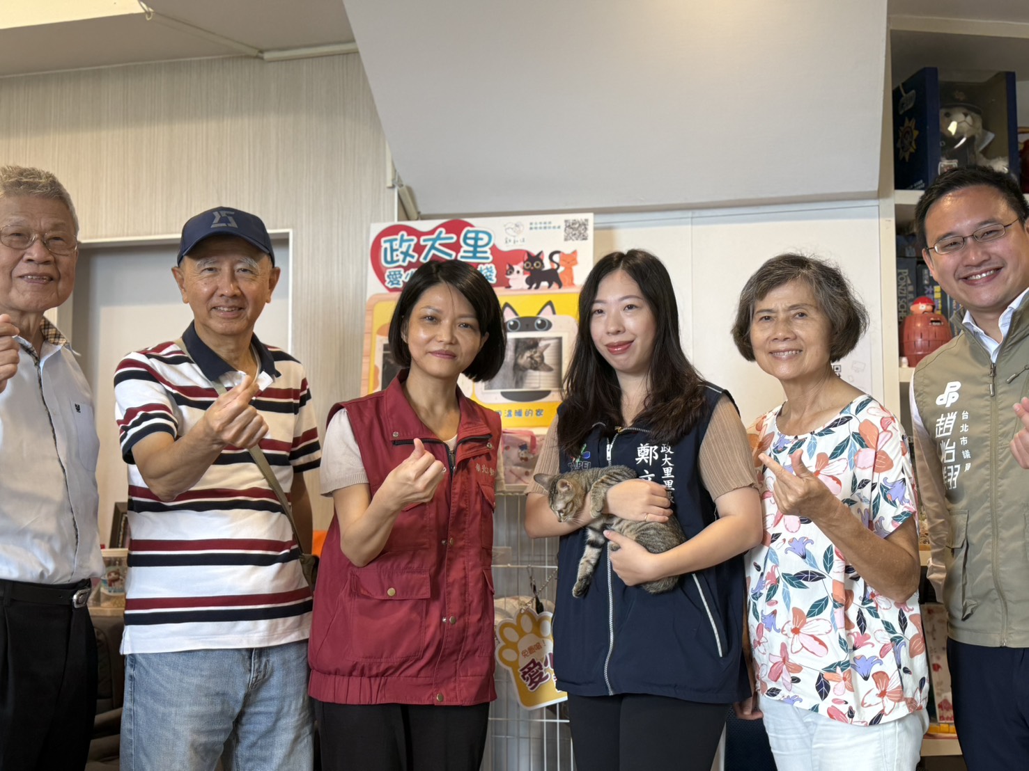 台北市趙怡翔議員（右一）、台北市文山區政大里長鄭文綺（右三）、新北市動保處處長楊淑方（左三）及台灣動物保護行政監督聯盟理事長王唯治（左二），共同宣導毛寶貝愛心認養小站成立。