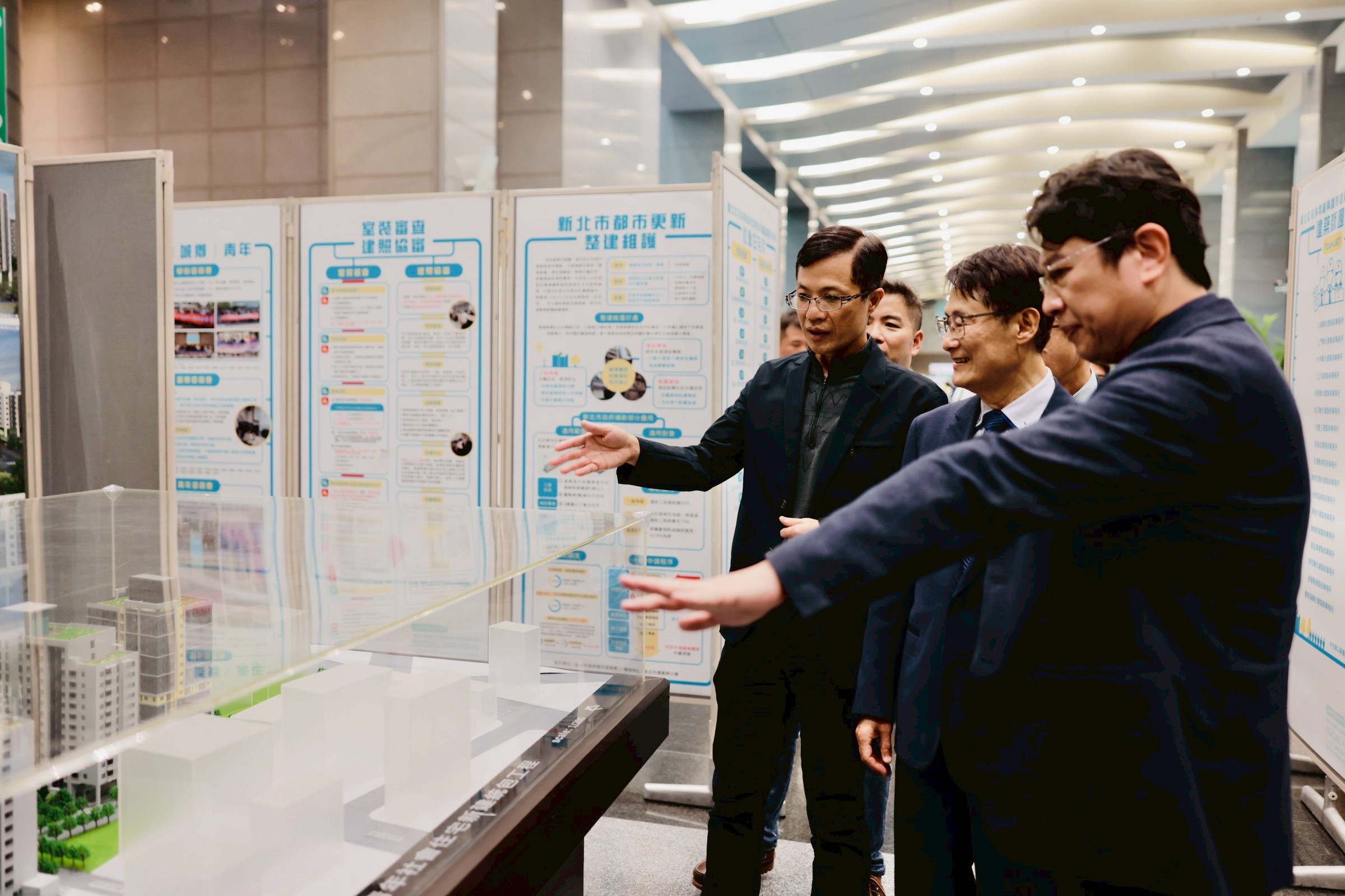 新北市政府副市長陳純敬參觀展區。