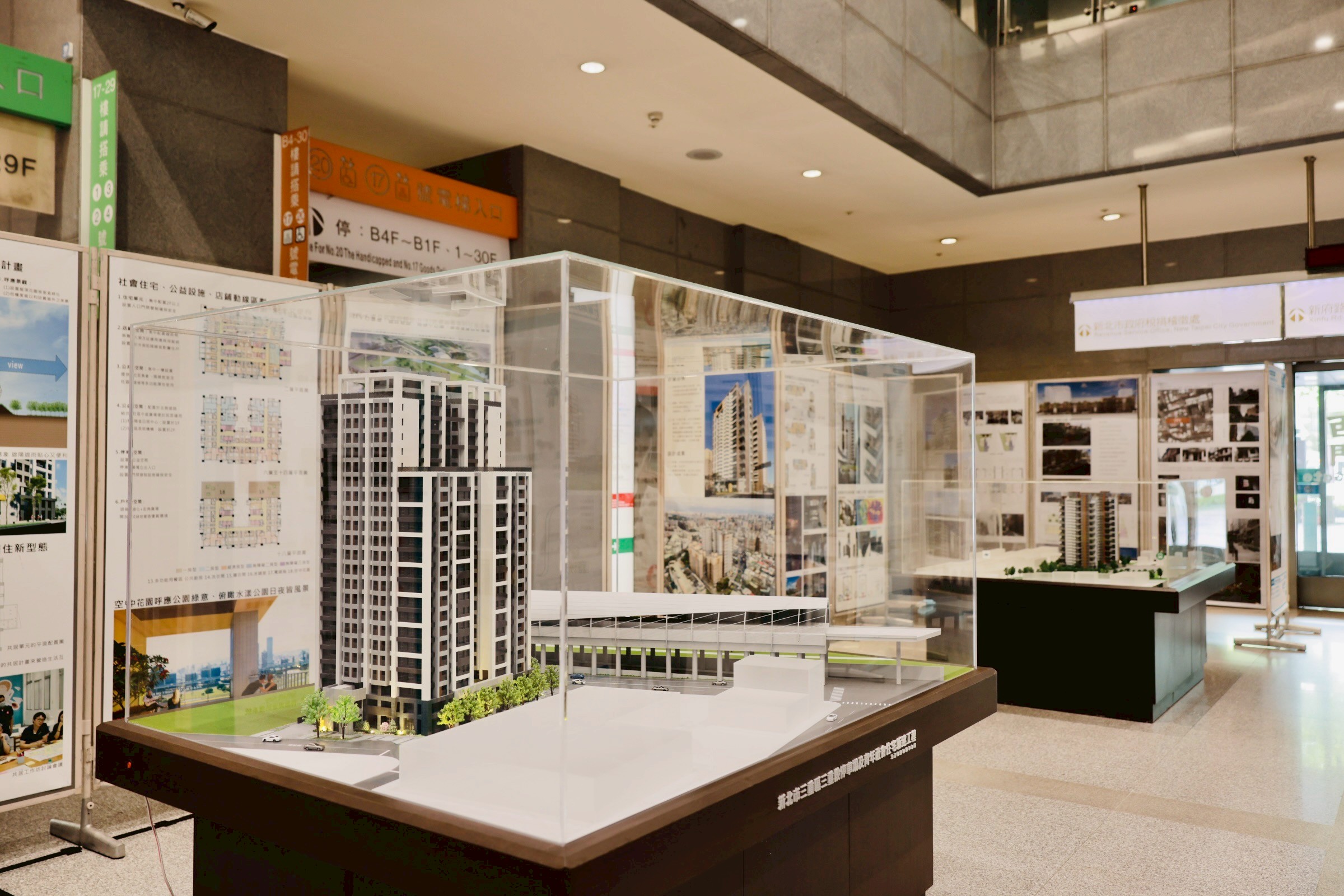 「新北社宅淨零碳與智慧建築社宅展」呈現新北市在智慧建築與低碳住宅政策上的創新成果與願景。