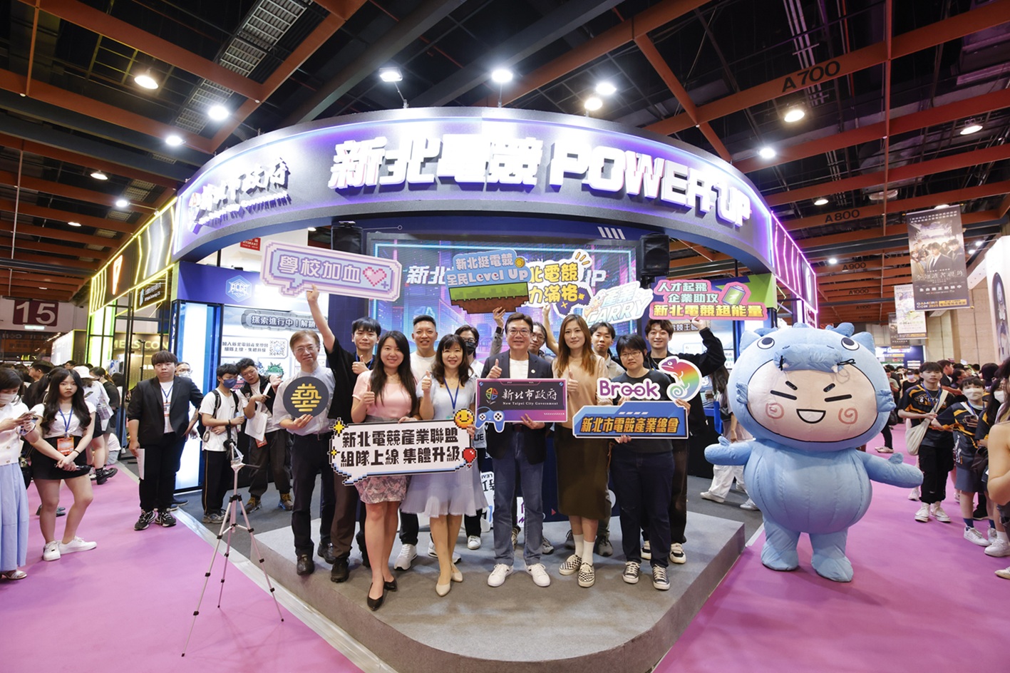 新北市政府經發局重磅推出「新北電競 POWER UP」形象館,現場結合企業互動體驗與校園創意展演,更有「集章換好禮」、「限量BUFF禮包」等活動,保證讓你逛到不想回家!