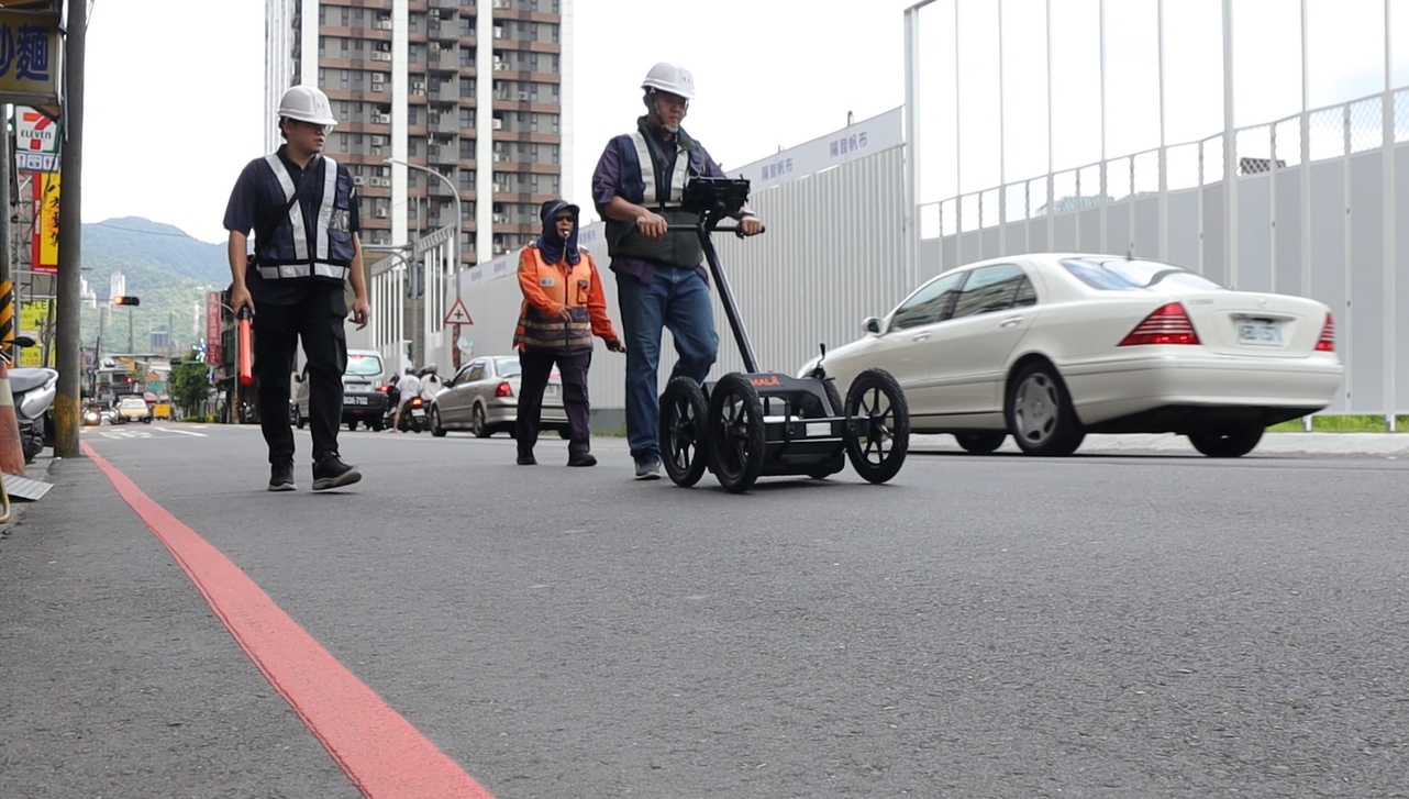 工務局推動建管新措施，要求施工前後應用透地雷達等地球物理探測法，檢測周邊道路狀況，以降低公安事件的發生。
