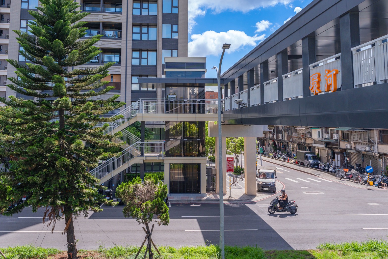  環河陸橋市區側新增的無障礙電梯設備