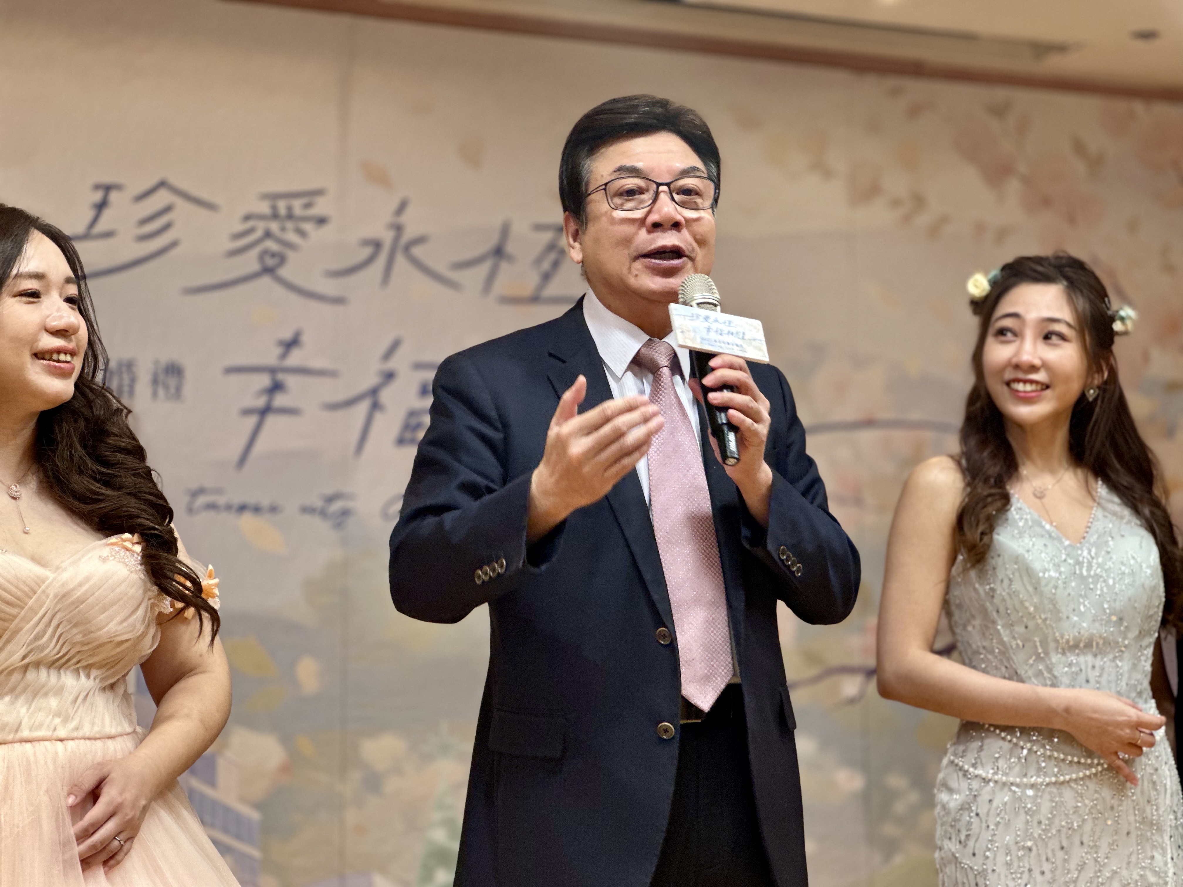 劉和然談到新北市積極營造友善婚育環境，鼓勵新人樂婚、願生、能養，實現安、居、樂、業的幸福城市。