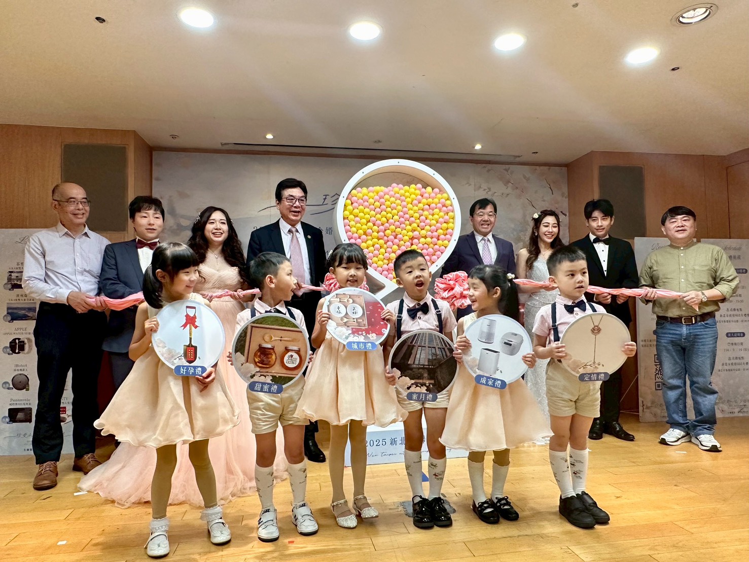 劉和然一同與聯合婚禮宣傳大使及貴賓進行2025聯合婚禮啟動儀式。