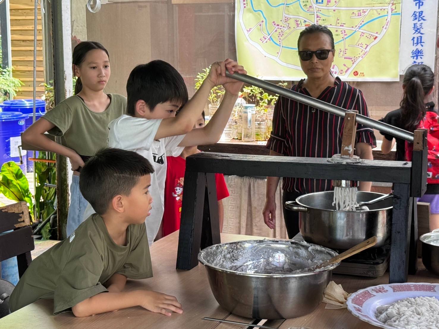  忠寮社區小旅行結合多種手作DIY體驗如米苔目製作