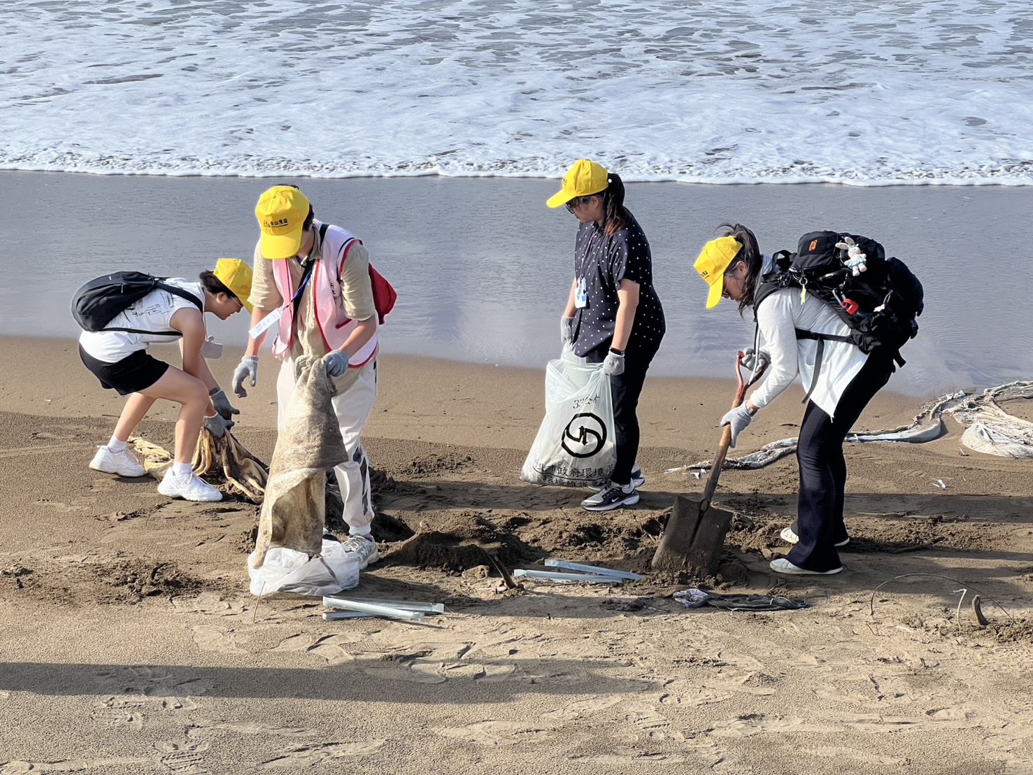 學員在金青海灘淨灘，從「做中學、行中覺」中深化行動體驗