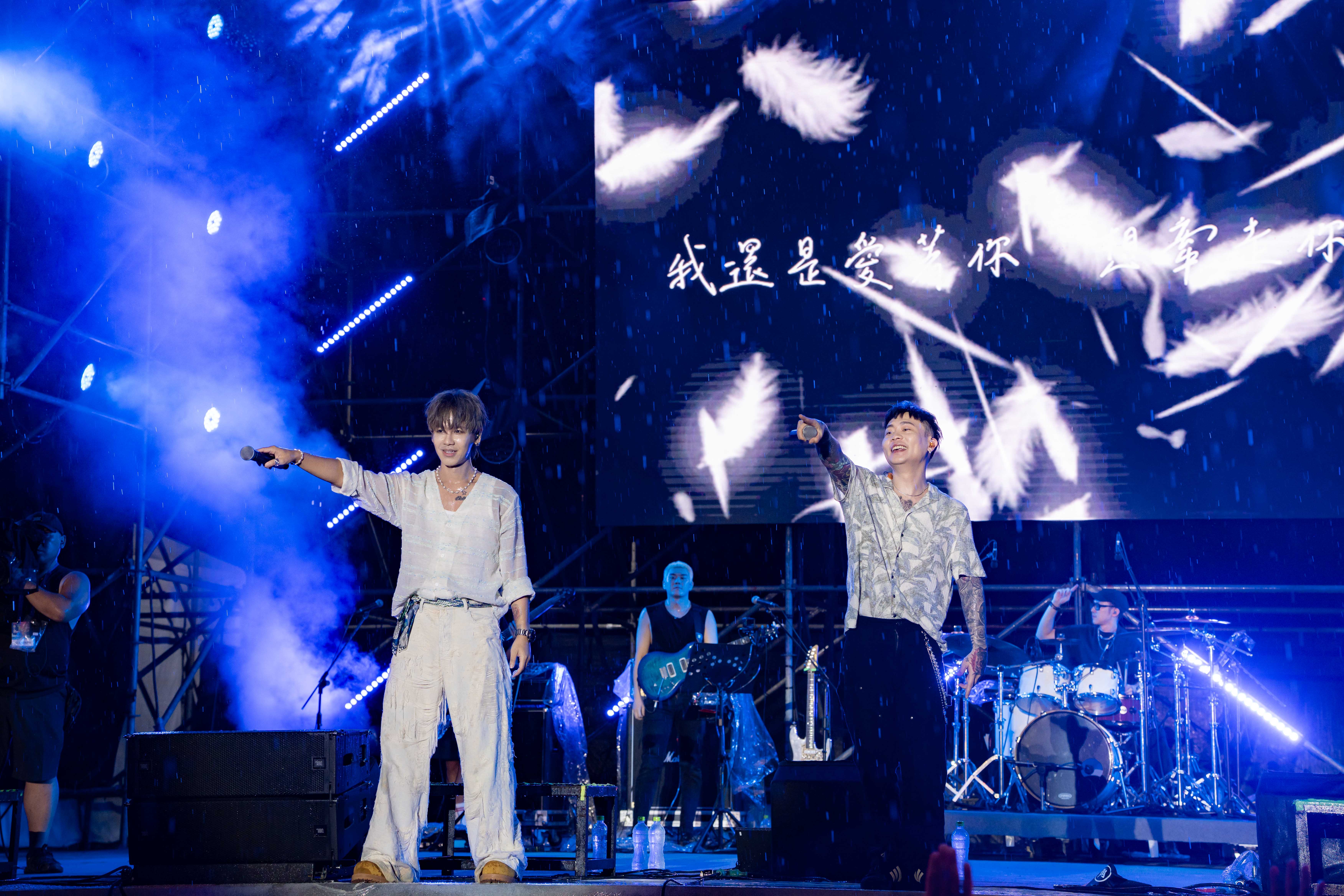  壓軸登場的流行創作音樂人氣代表GX 鼓鼓呂思緯 蕭秉治，為新北市河海音樂季-貢寮場劃下完美結尾。