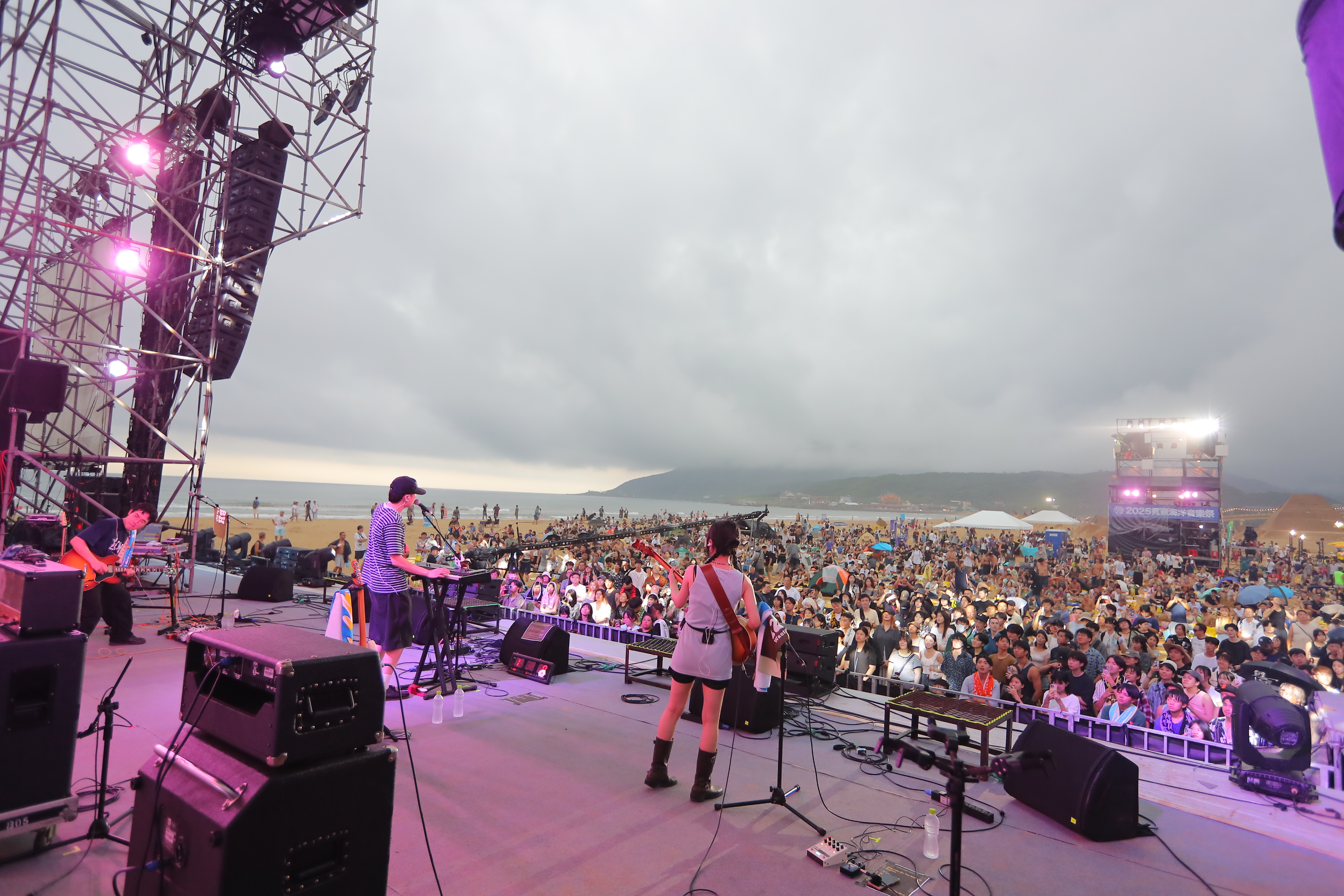  新北市河海音樂季-貢寮場海洋音樂祭於今（27）日邁入活動第二天，福隆海水浴場再度迎來萬人朝聖。