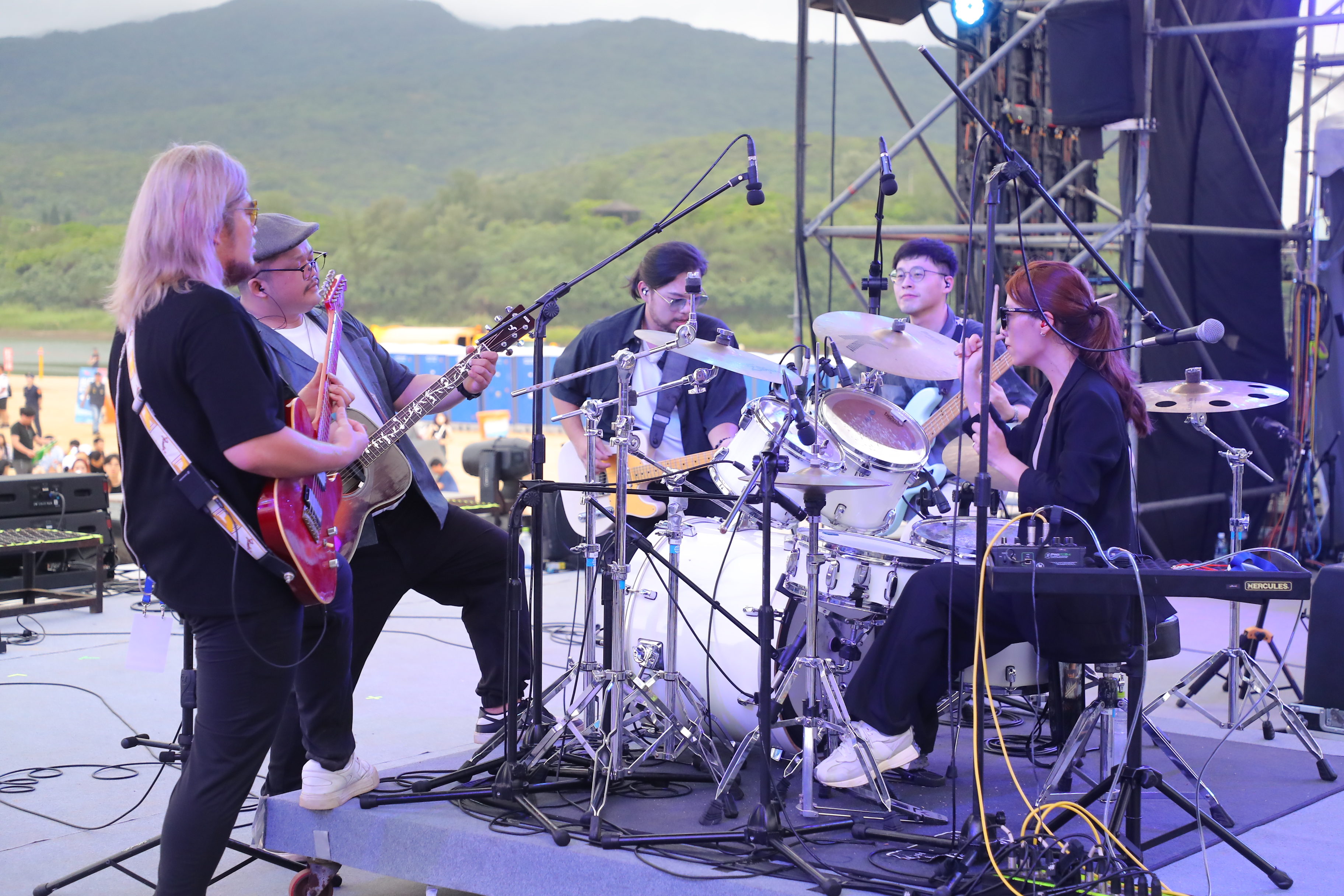 開場由「宋德鶴」獻唱一起感受最純粹的搖滾樂！