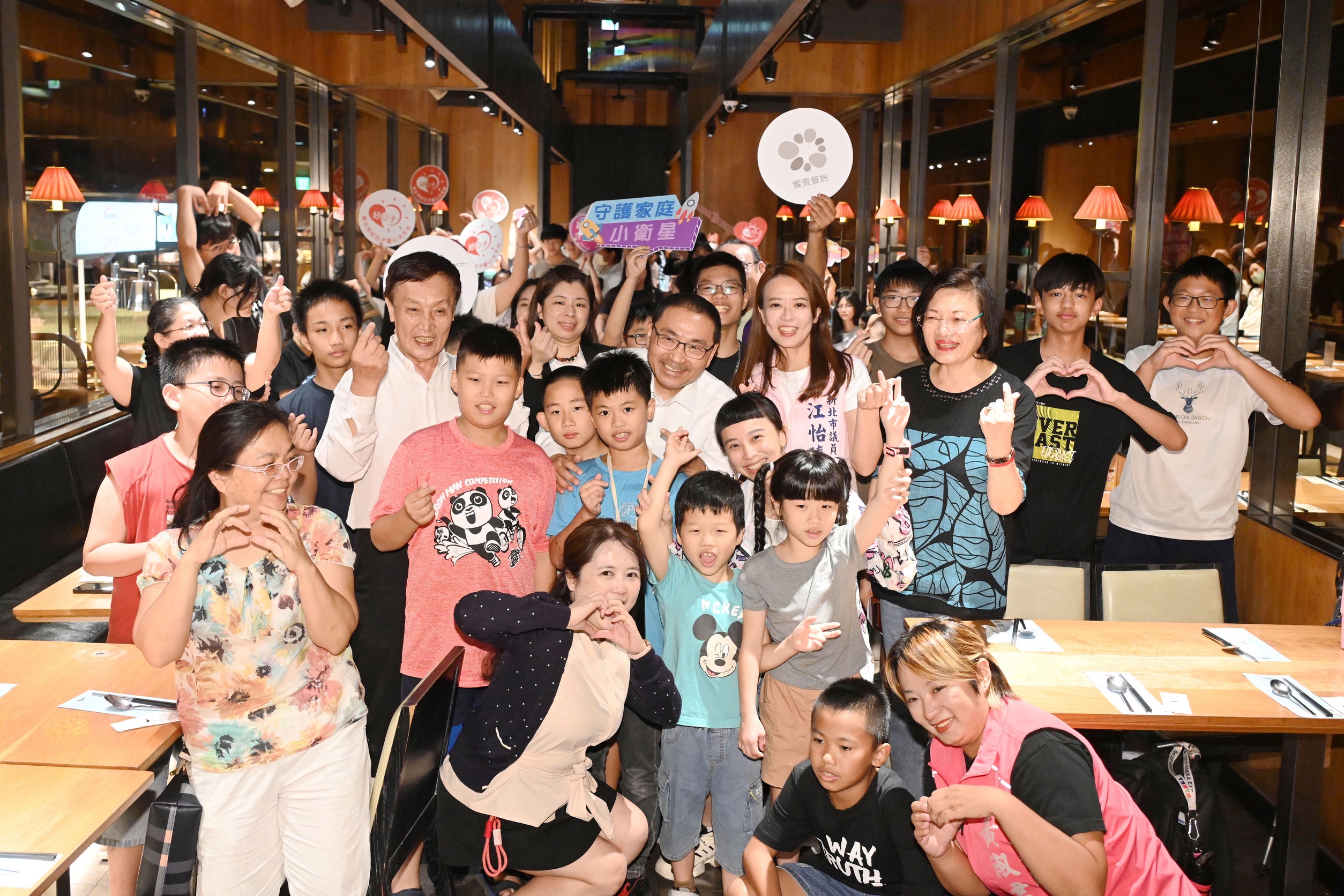 新北市政府攜手饗賓集團邀弱勢兒少享美食。