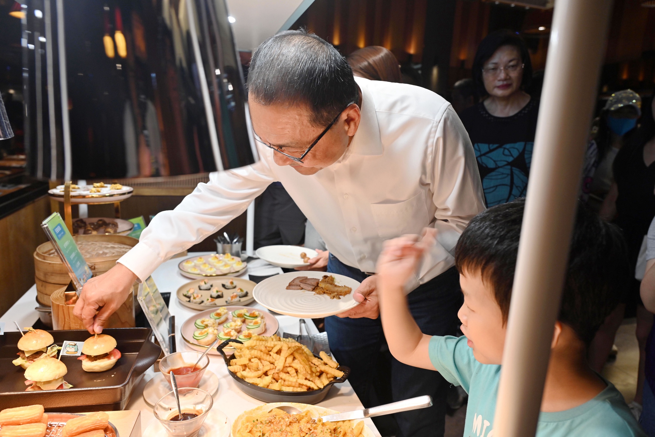 侯友宜感謝饗賓集團提供美味餐點讓孩子及家長們享用，創造愉快的暑期回憶。