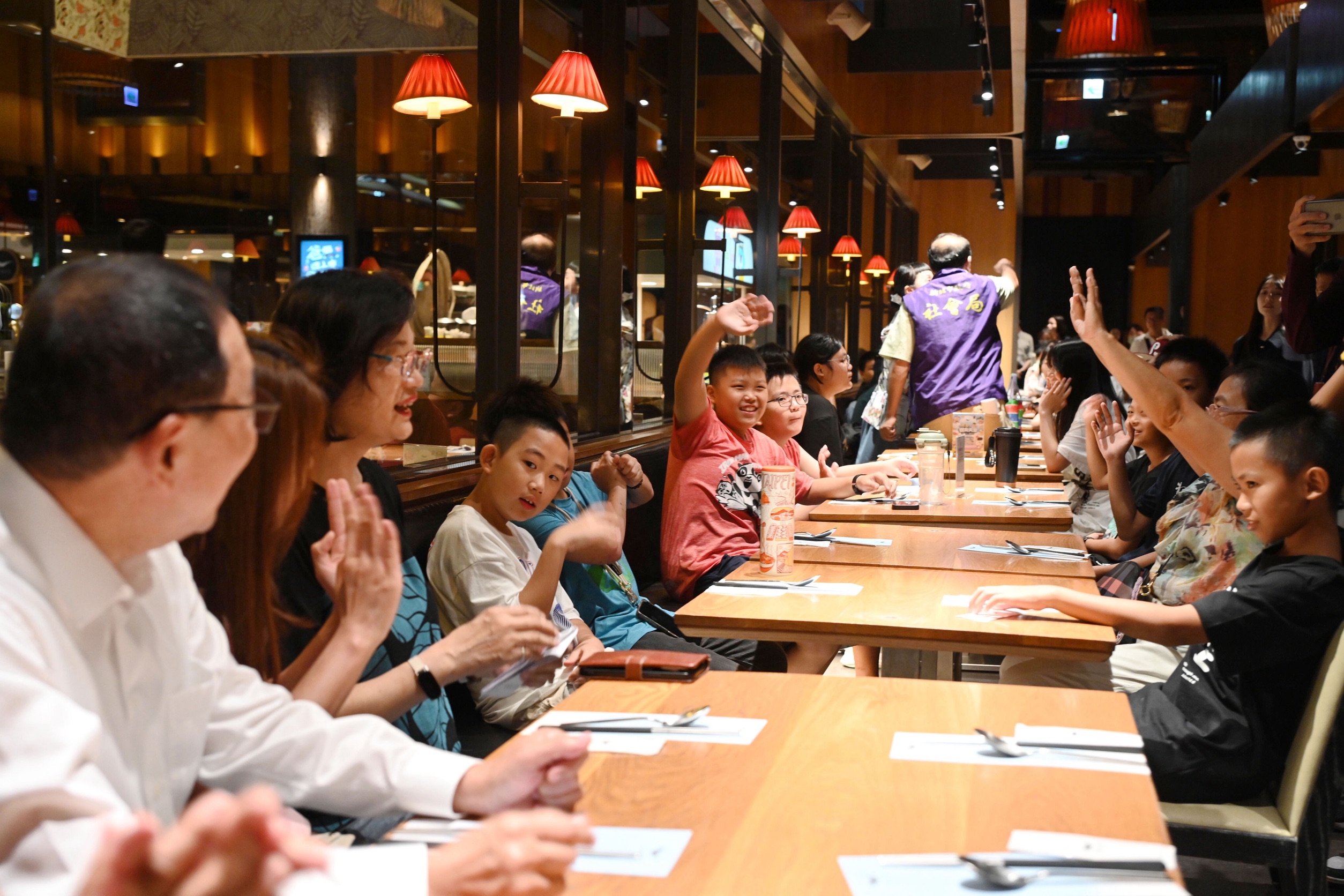 侯友宜期勉孩子們未來有能力時，要以自身力量幫助他人。