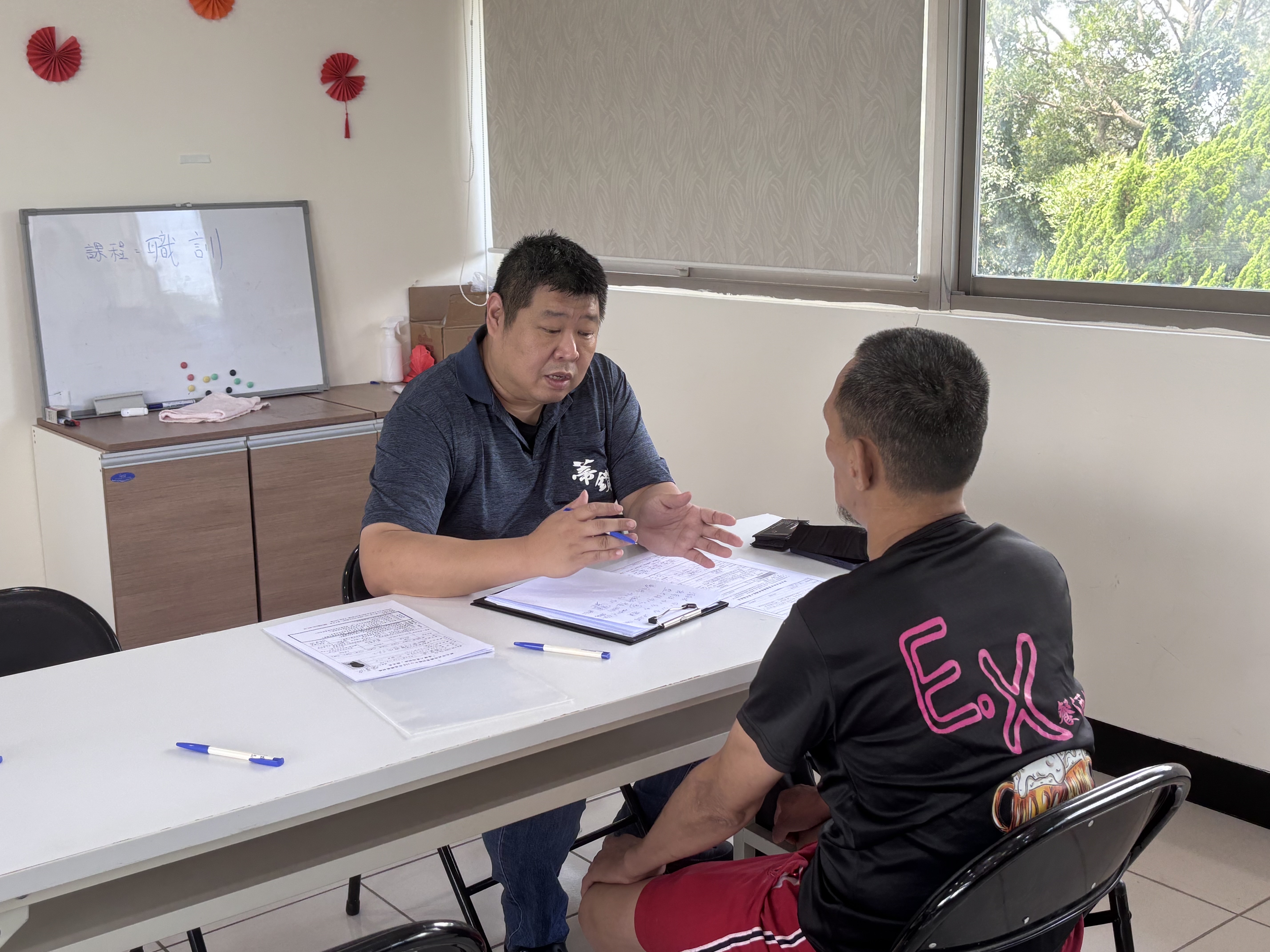 新北市開設街友清潔人員職訓專班，於結訓當日邀請友善企業到場徵才，今年培訓班有7人獲錄用。