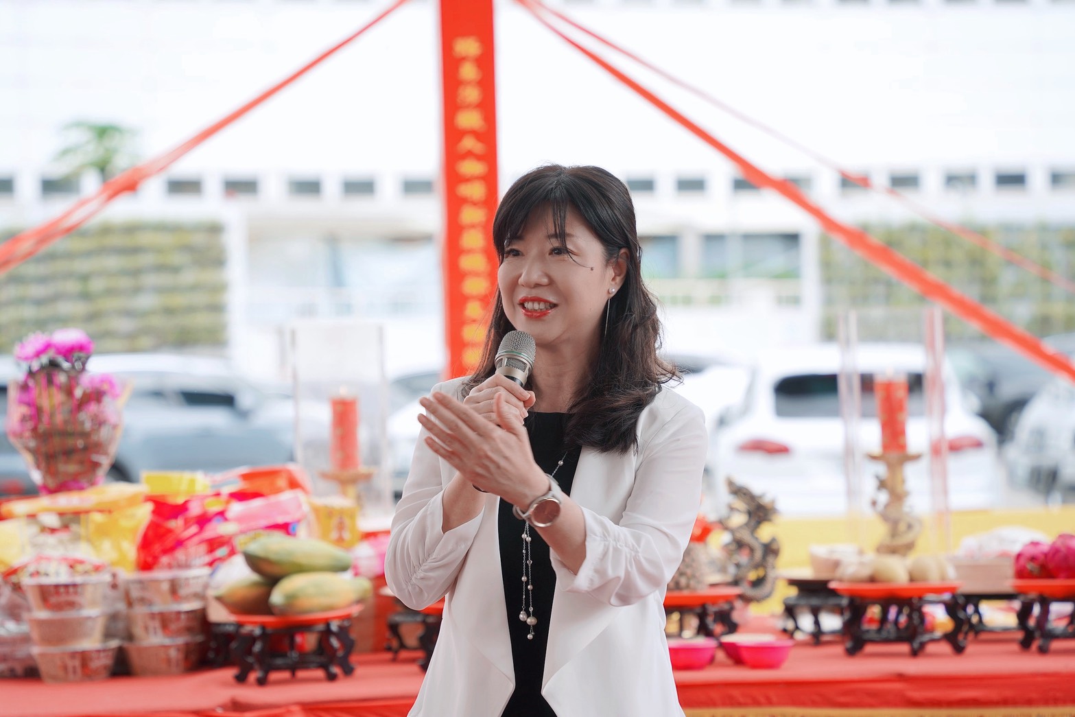 新北市府經發局局長盛筱蓉致詞祝賀，感謝路易莎董事長黃銘賢投資新北，為新北創造經濟繁榮發展