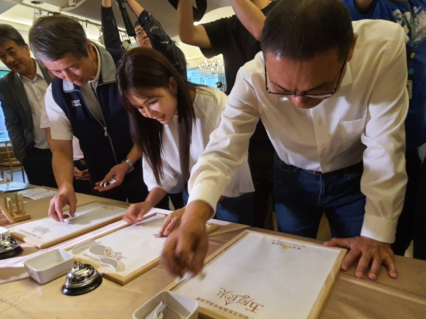 侯市長、勞工局阿嘉局長與代言人吳怡霈PK創意拼圖