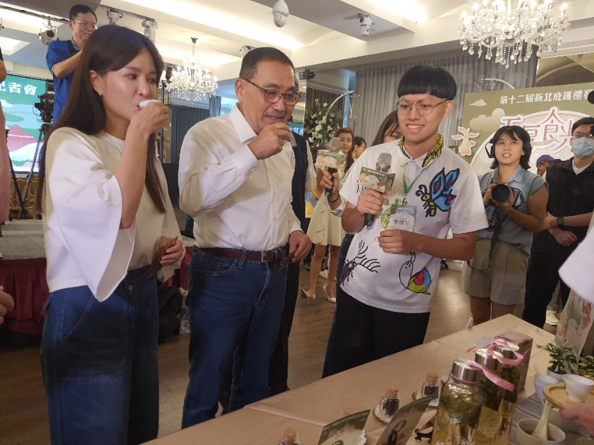侯市長與代言人吳怡霈一同聞香品茗