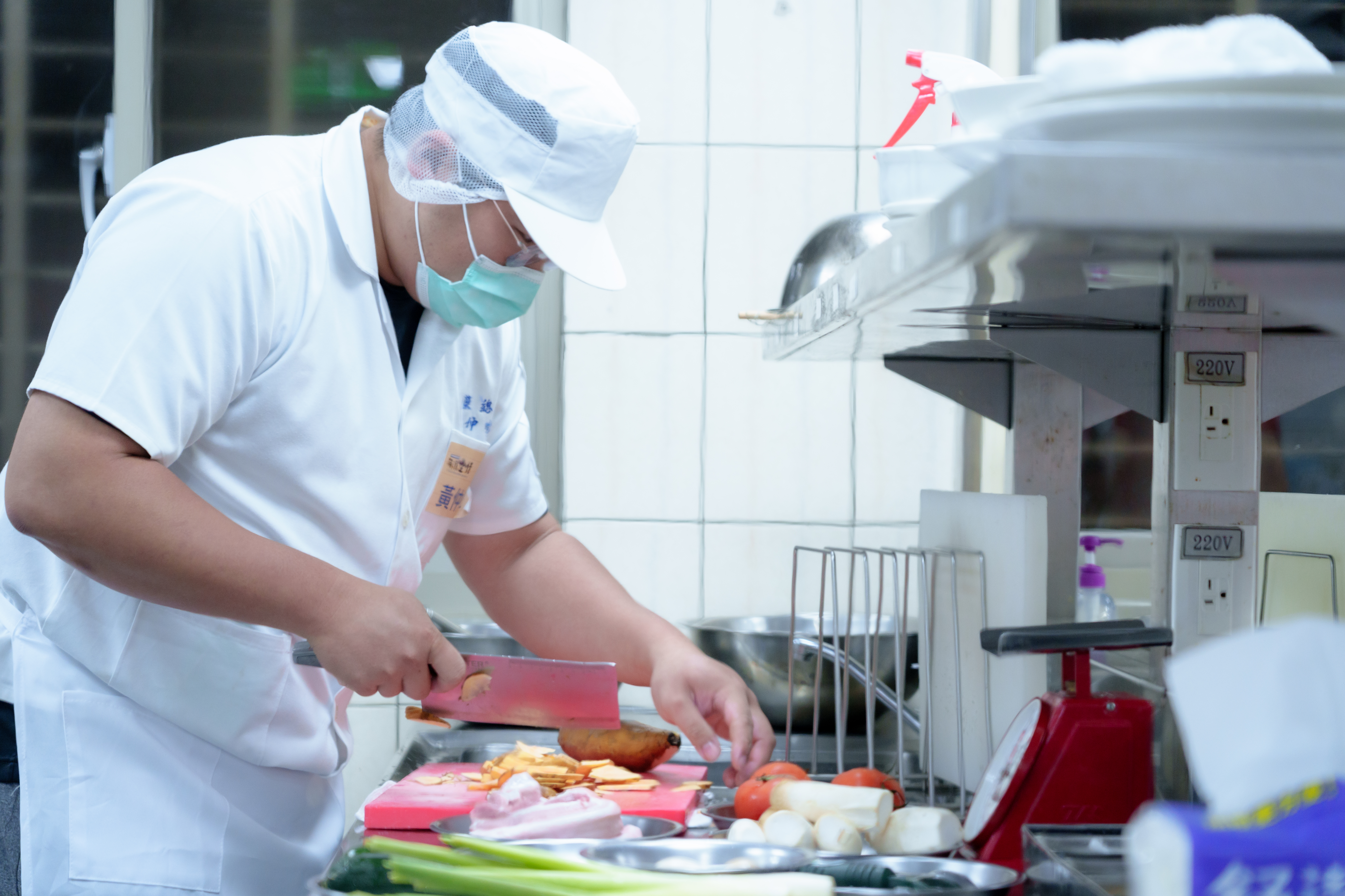 「惜食料理食譜組」決審現場，參賽者現場烹調 (2)