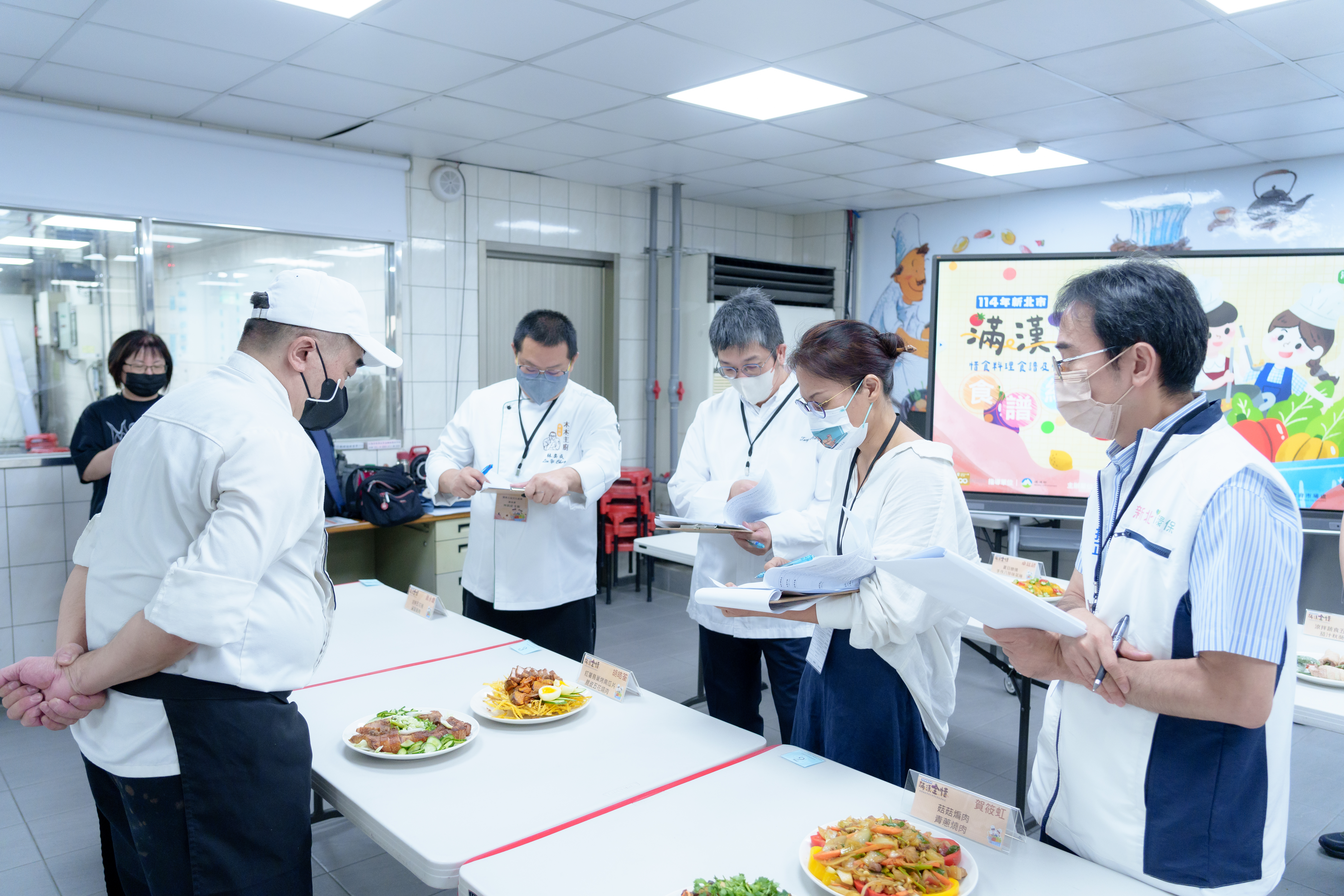 「惜食料理食譜組」決審現場，參賽者說明惜食設計理念